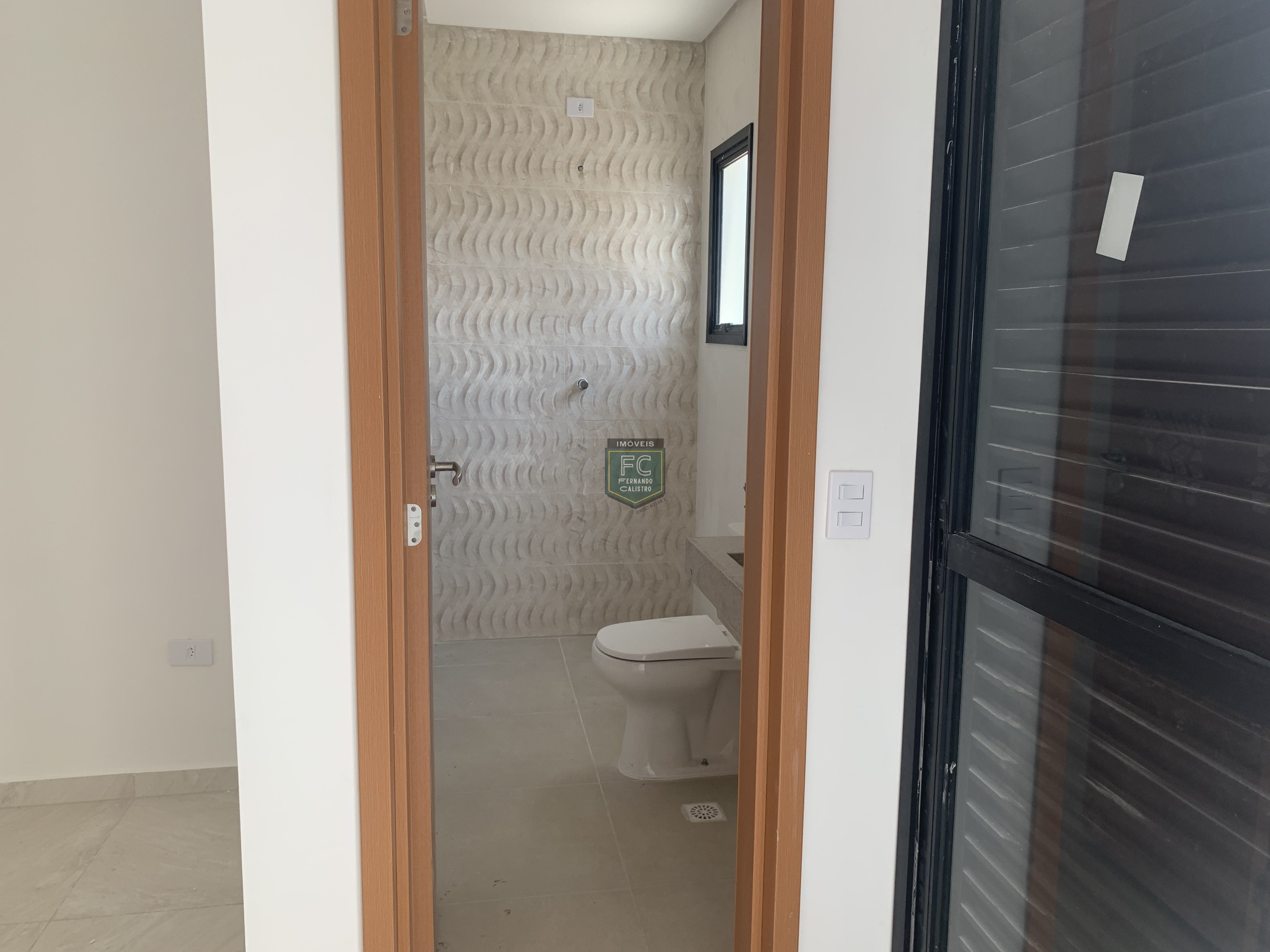 Sobrado moderno novo alto padrão 3 dormitórios (3 suítes), piscina, 2 vagas, 100 mts da praia, local nobre e central, jd. Aguapeú, mongaguá/sp
