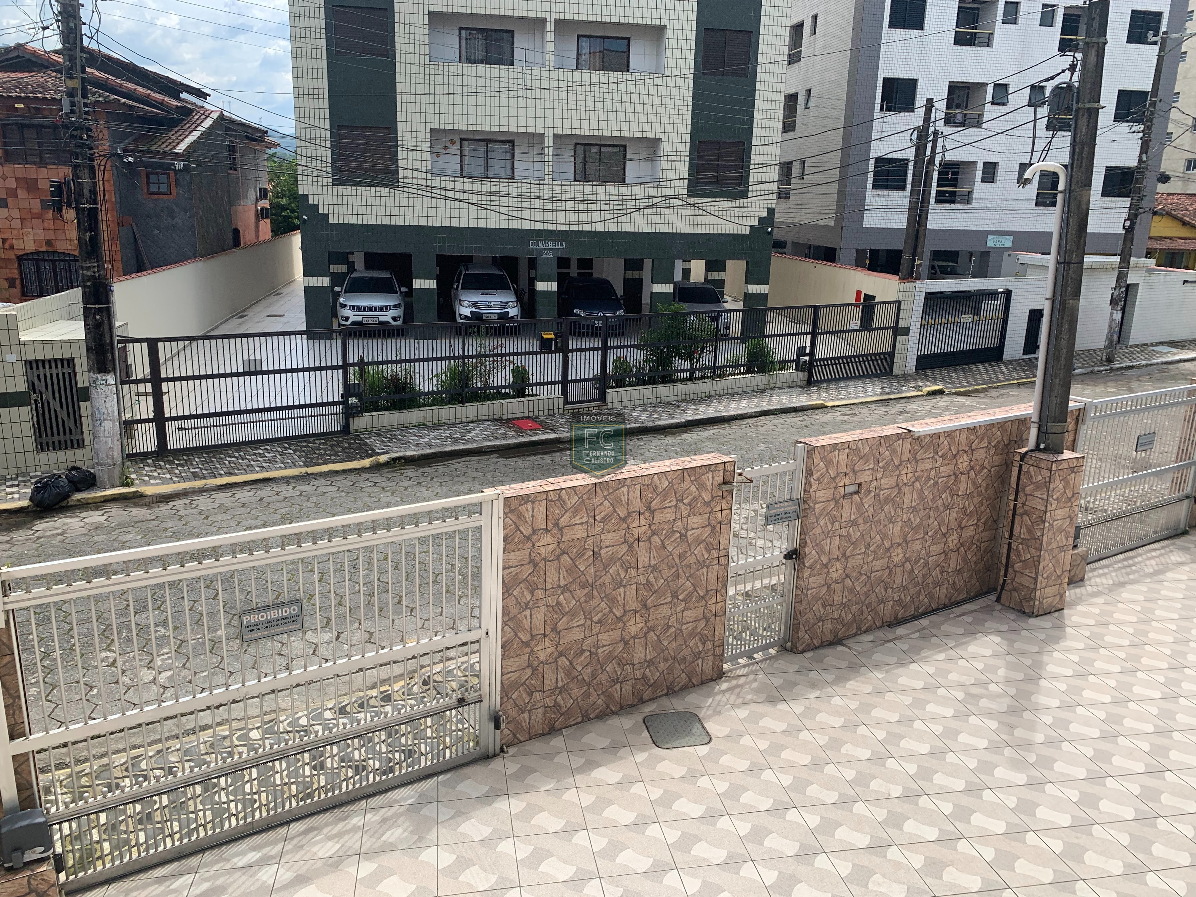 Apartamento 2 dormitórios ensolarado frente rua, a passos da praia, mobiliado, 1º andar de escada, financia, região central, v. Atlântica, mongaguá sp