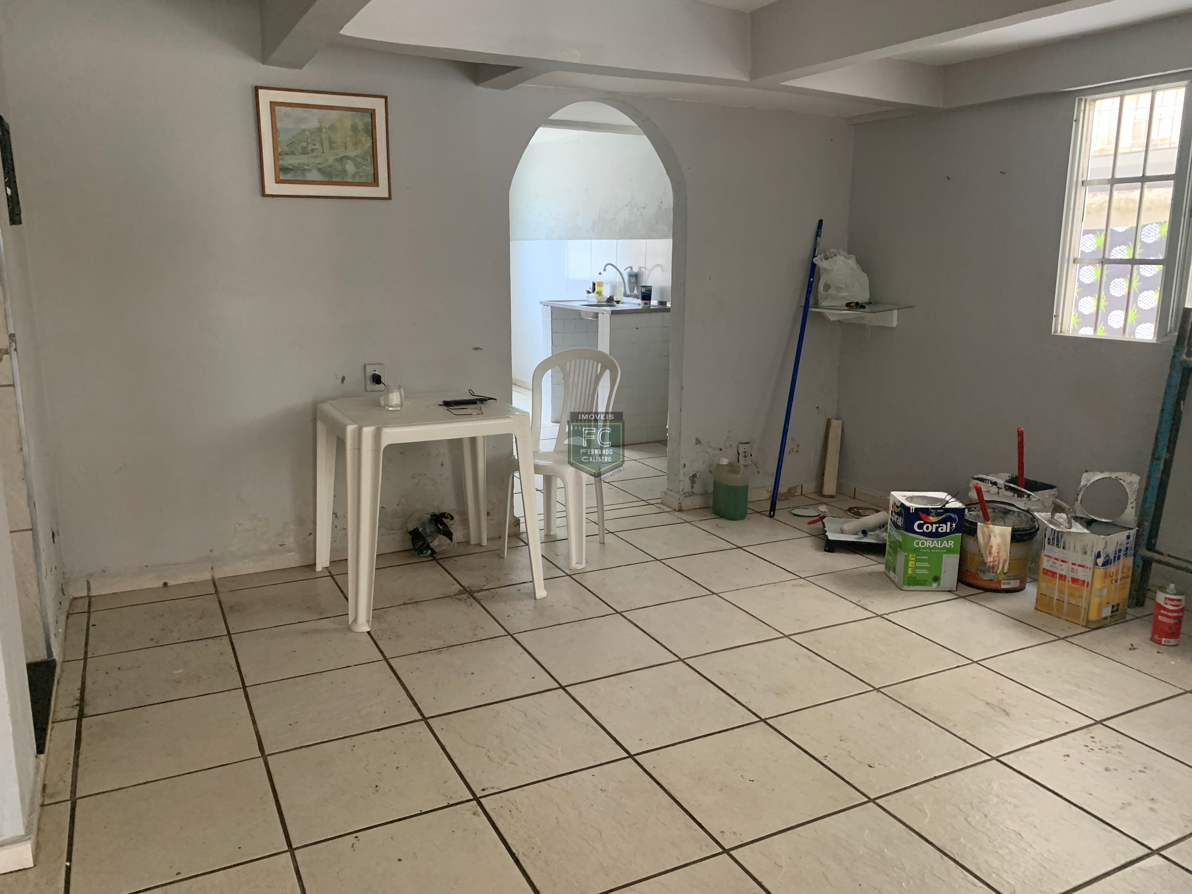 Apartamento 2 dormitórios ensolarado frente rua, a passos da praia, mobiliado, 1º andar de escada, financia, região central, v. Atlântica, mongaguá sp