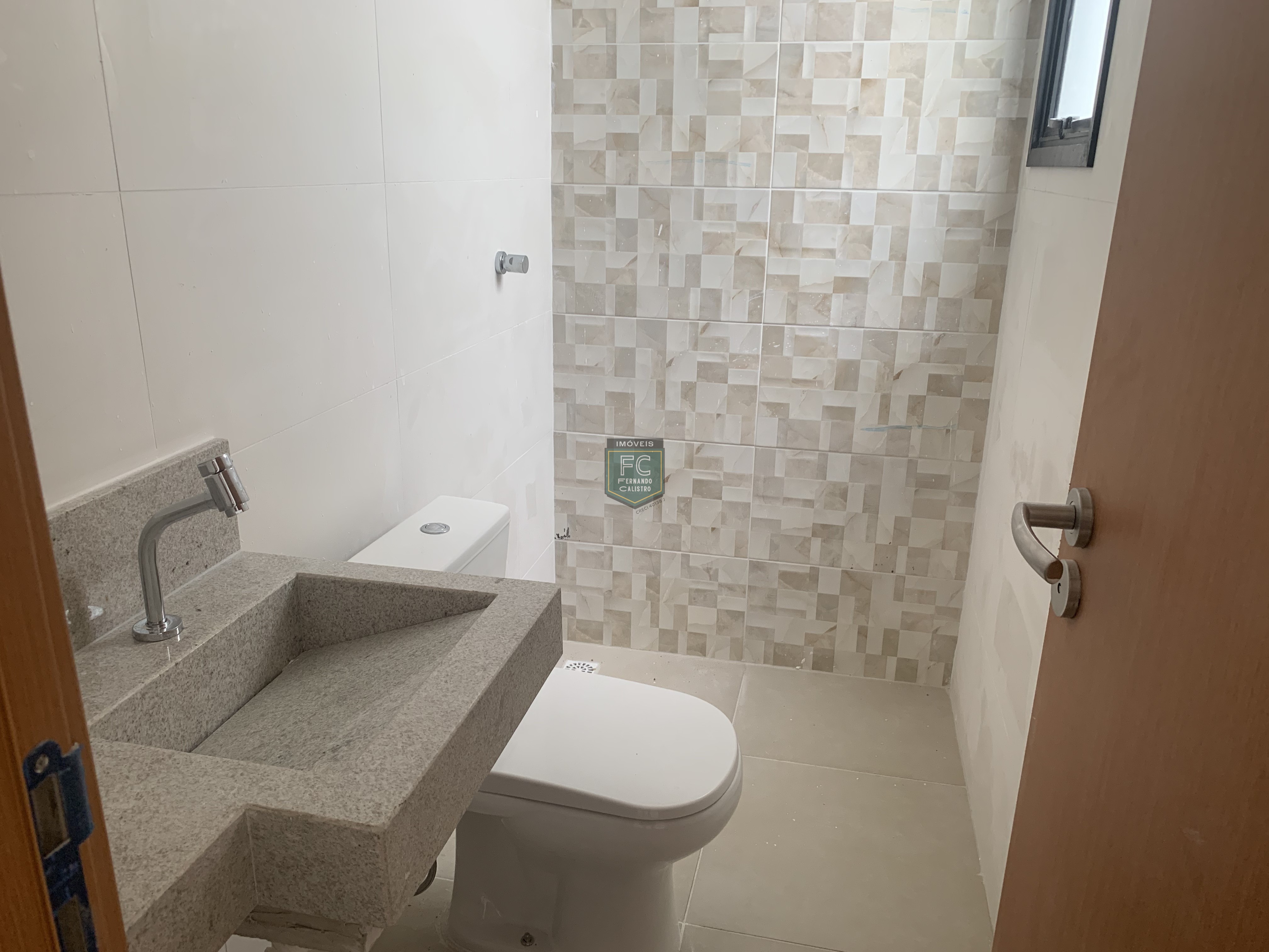 Sobrado moderno novo alto padrão 3 dormitórios (3 suítes), piscina, 2 vagas, 100 mts da praia, local nobre e central, jd. Aguapeú, mongaguá/sp