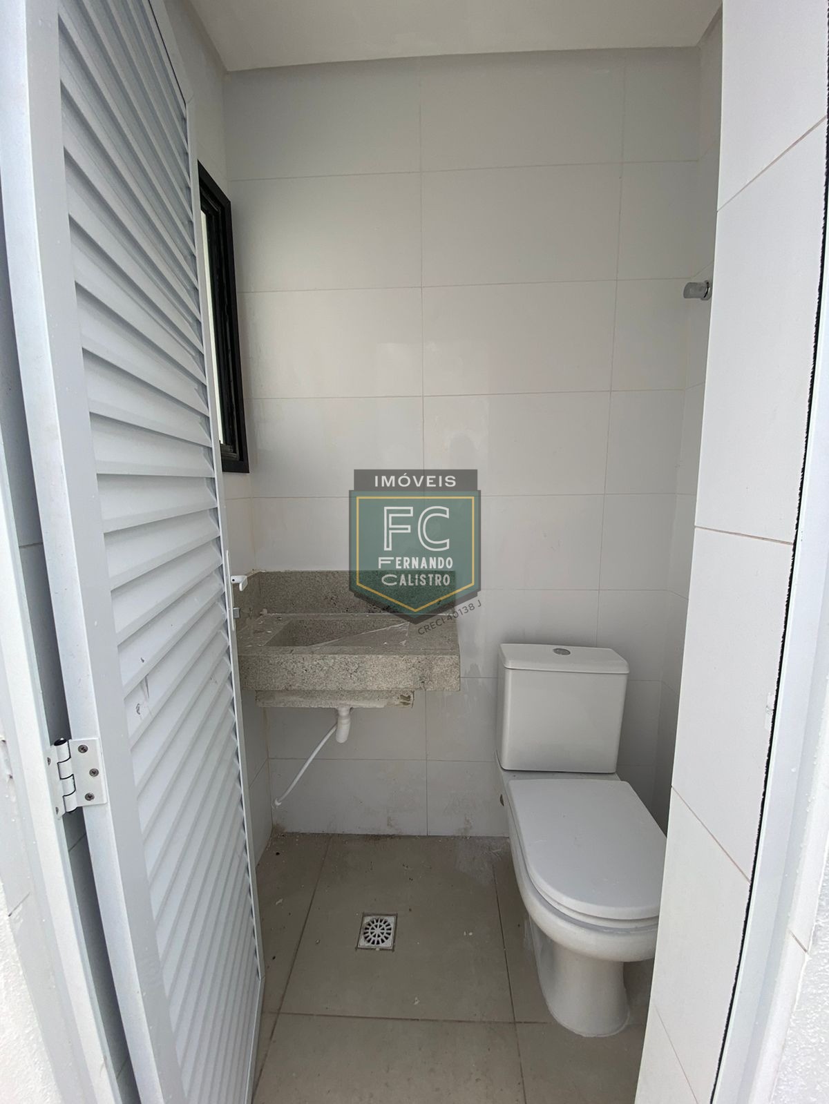 Sobrado moderno novo alto padrão 3 dormitórios (3 suítes), piscina, 2 vagas, 100 mts da praia, local nobre e central, jd. Aguapeú, mongaguá/sp