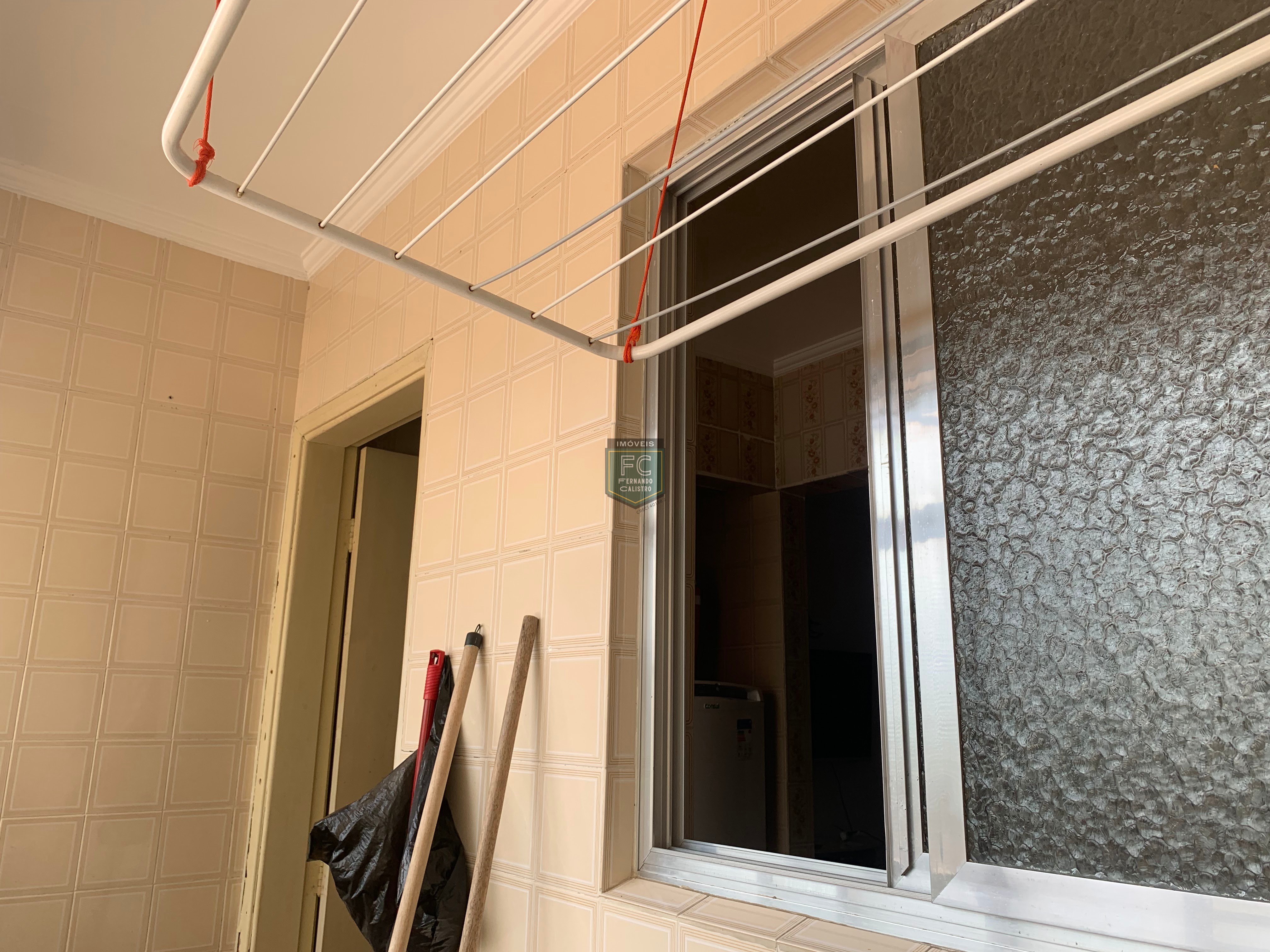 Apartamento 2 dormitórios ensolarado frente rua, a passos da