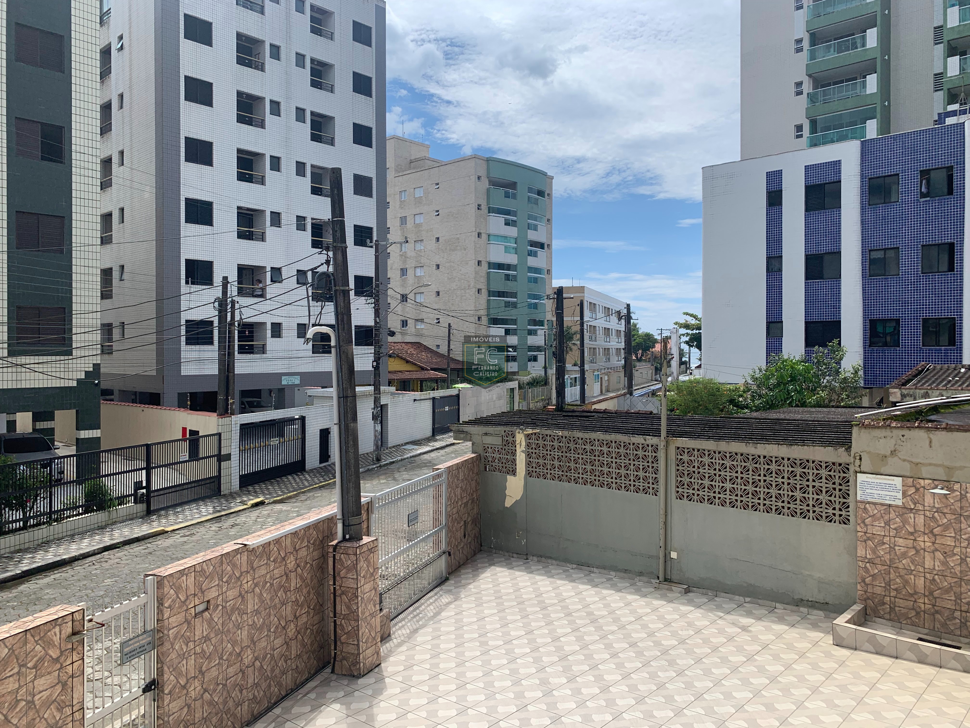 Apartamento 2 dormitórios ensolarado frente rua, a passos da praia, mobiliado, 1º andar de escada, financia, região central, v. Atlântica, mongaguá sp