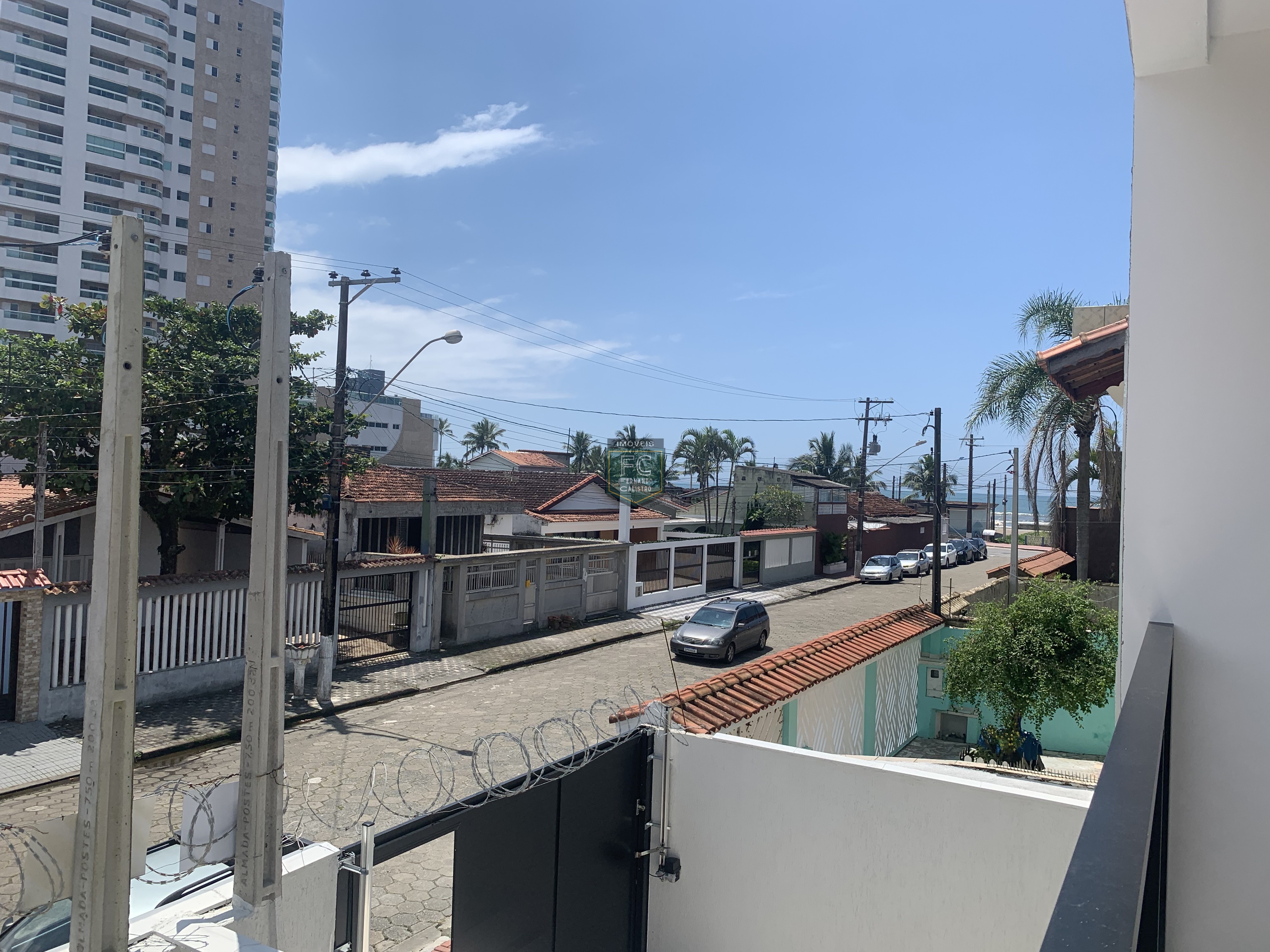 Sobrado moderno novo alto padrão 3 dormitórios (3 suítes), piscina, 2 vagas, 100 mts da praia, local nobre e central, jd. Aguapeú, mongaguá/sp