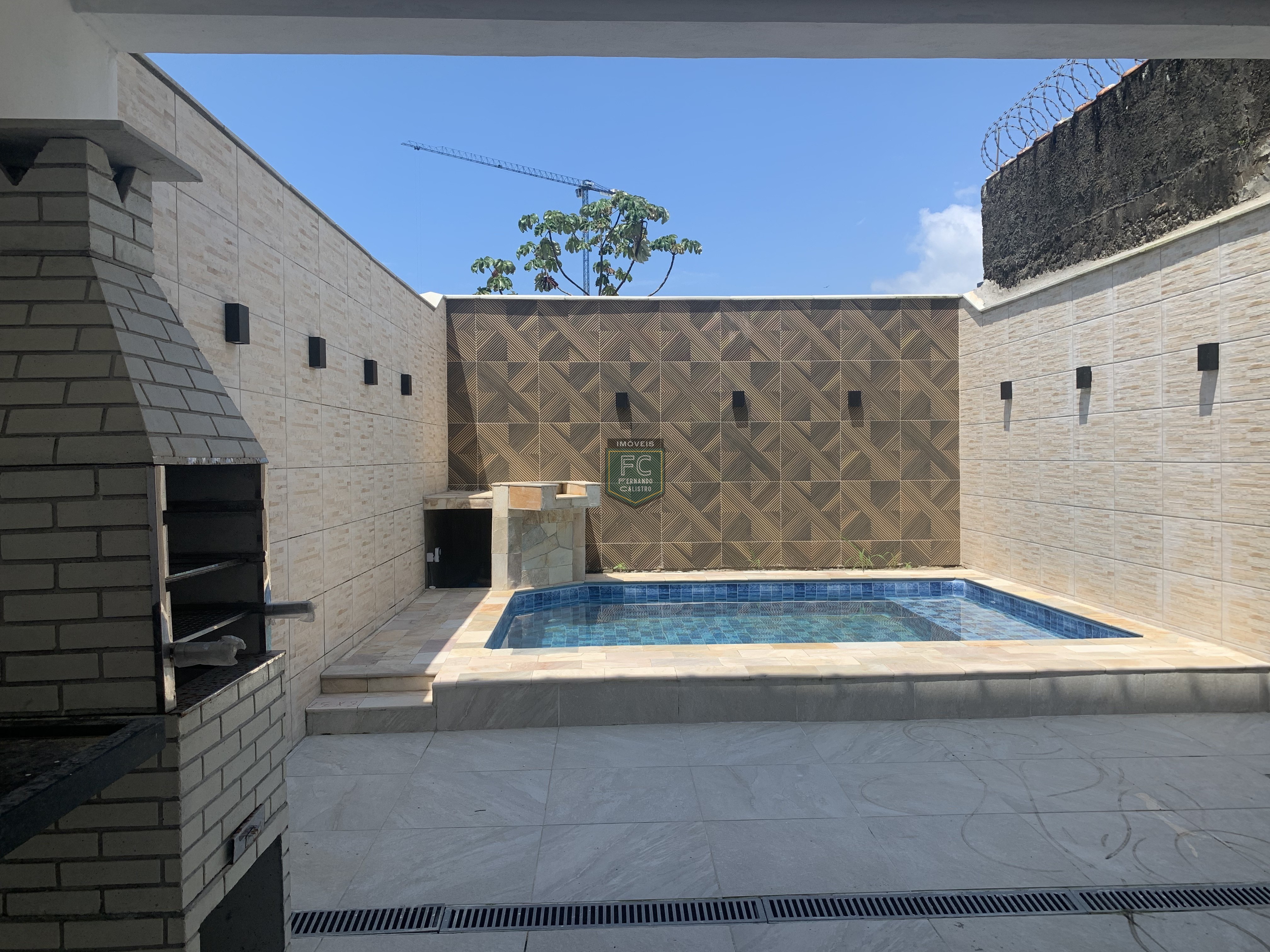 Sobrado moderno novo alto padrão 3 dormitórios (3 suítes), piscina, 2 vagas, 100 mts da praia, local nobre e central, jd. Aguapeú, mongaguá/sp