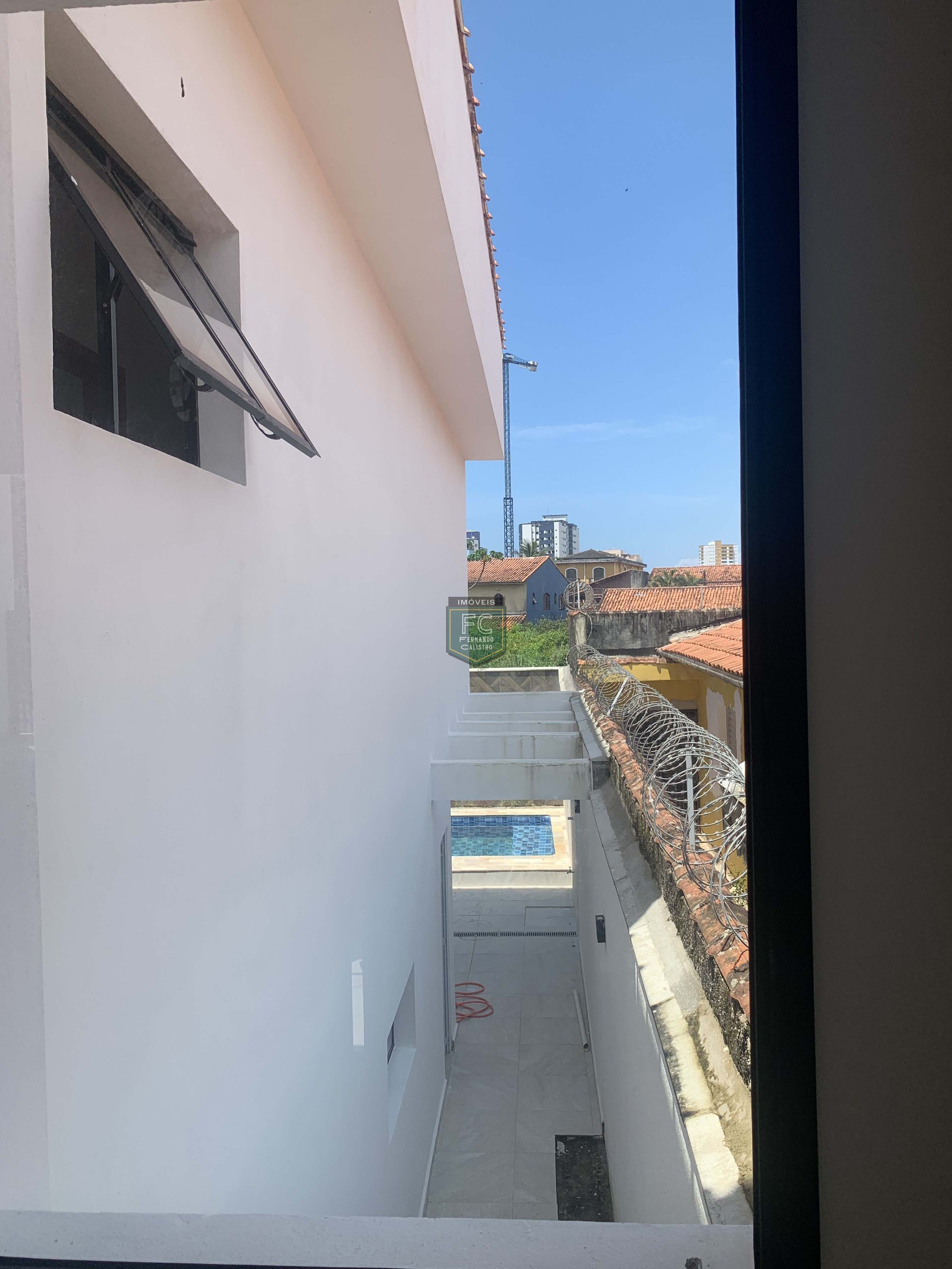Sobrado moderno novo alto padrão 3 dormitórios (3 suítes), piscina, 2 vagas, 100 mts da praia, local nobre e central, jd. Aguapeú, mongaguá/sp