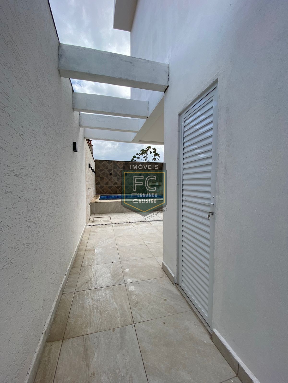 Sobrado moderno novo alto padrão 3 dormitórios (3 suítes), piscina, 2 vagas, 100 mts da praia, local nobre e central, jd. Aguapeú, mongaguá/sp