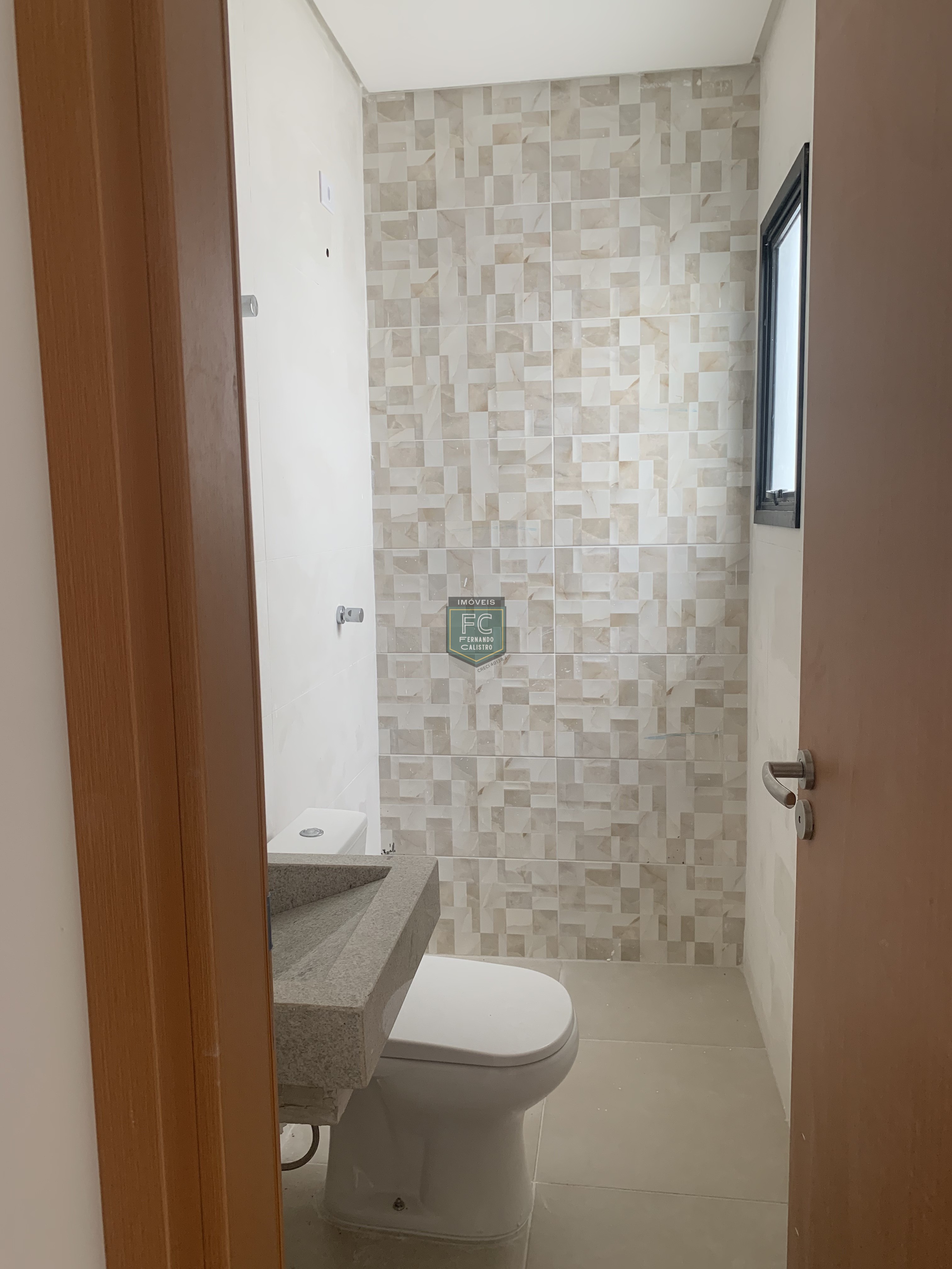 Sobrado moderno novo alto padrão 3 dormitórios (3 suítes), piscina, 2 vagas, 100 mts da praia, local nobre e central, jd. Aguapeú, mongaguá/sp