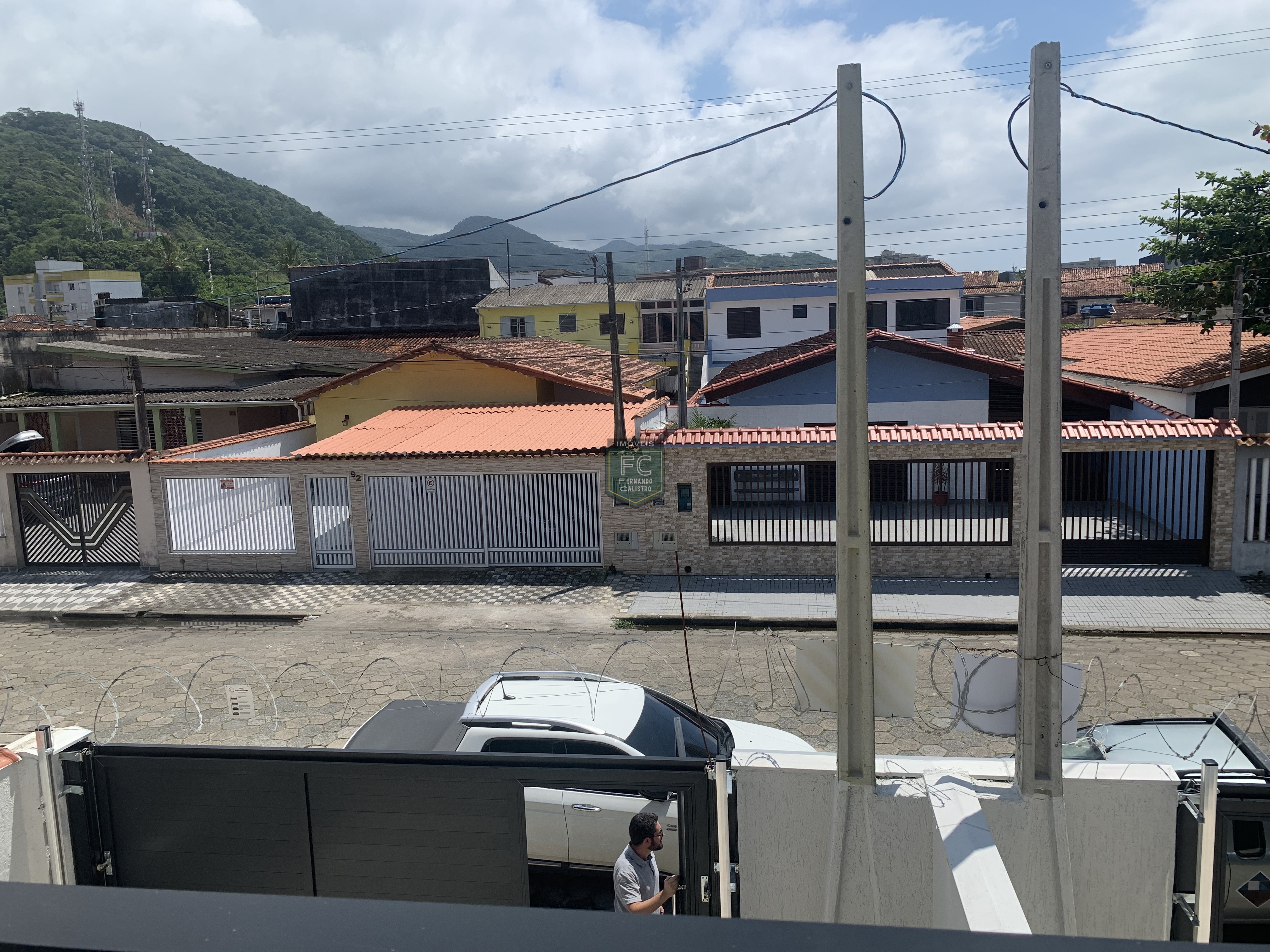 Sobrado moderno novo alto padrão 3 dormitórios (3 suítes), piscina, 2 vagas, 100 mts da praia, local nobre e central, jd. Aguapeú, mongaguá/sp