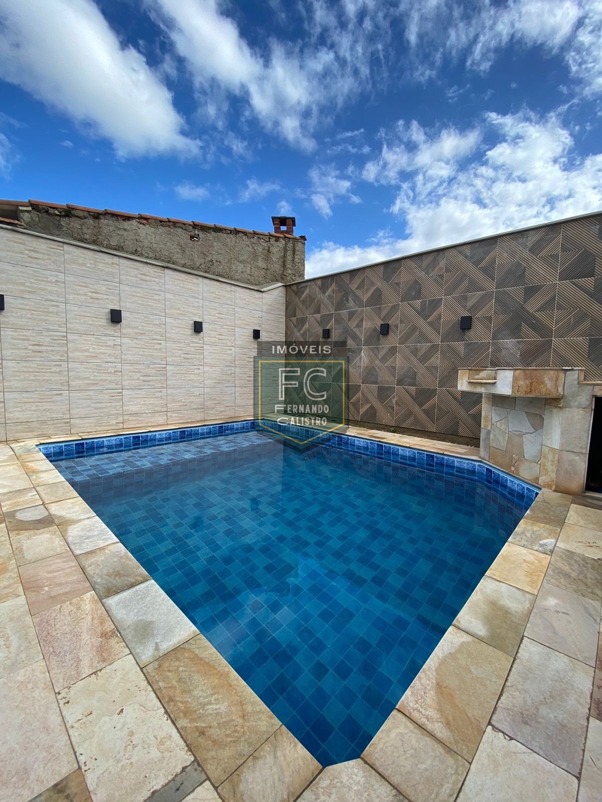 Sobrado moderno novo alto padrão 3 dormitórios (3 suítes), piscina, 2 vagas, 100 mts da praia, local nobre e central, jd. Aguapeú, mongaguá/sp
