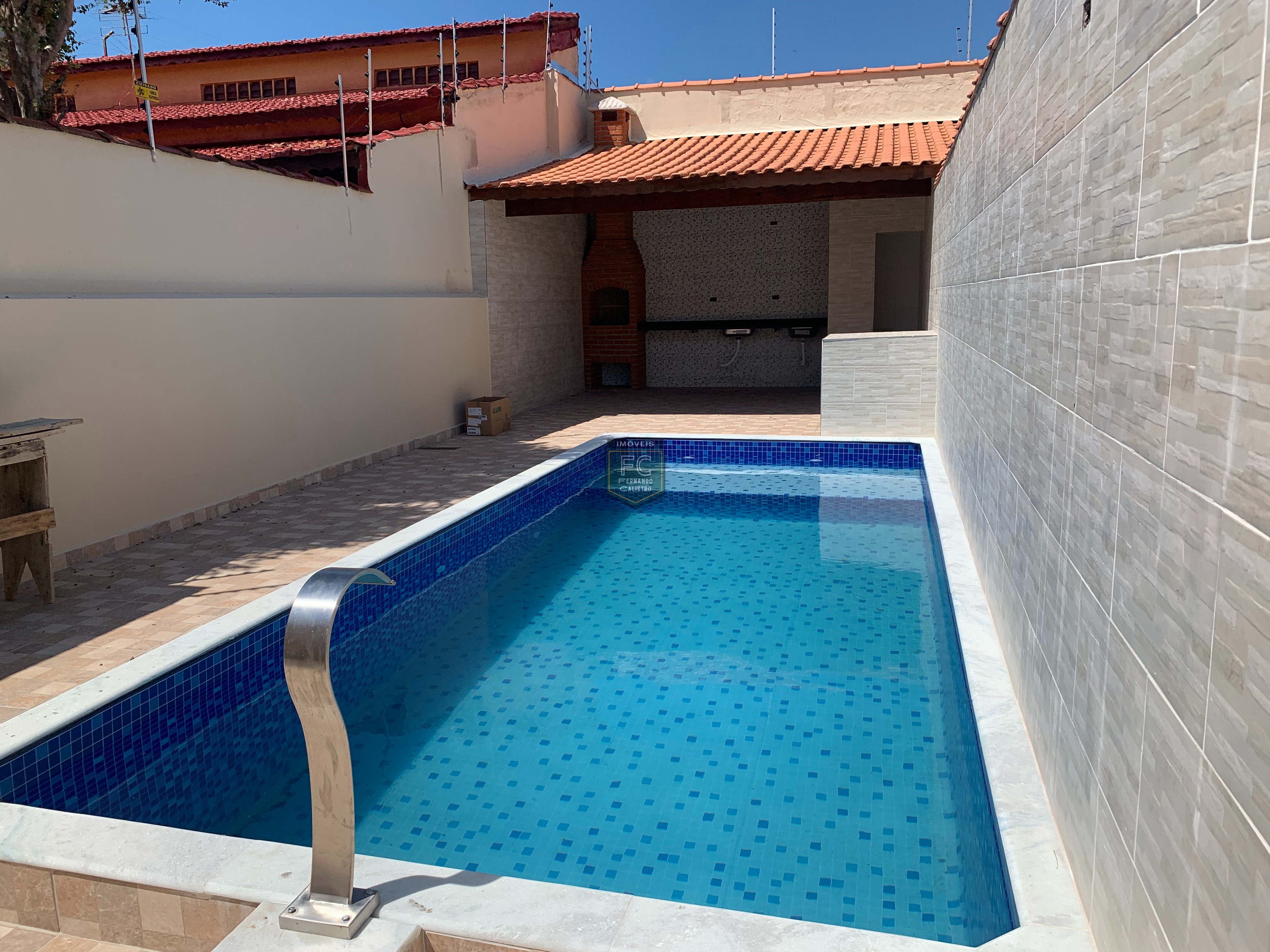 Casas geminadas térreas novas próx. A praia, 3 dormitórios (1 suite), piscina, espaço gourmet c/ churrasqueira, 2 vagas, v. Anhanguera, mongaguá - sp