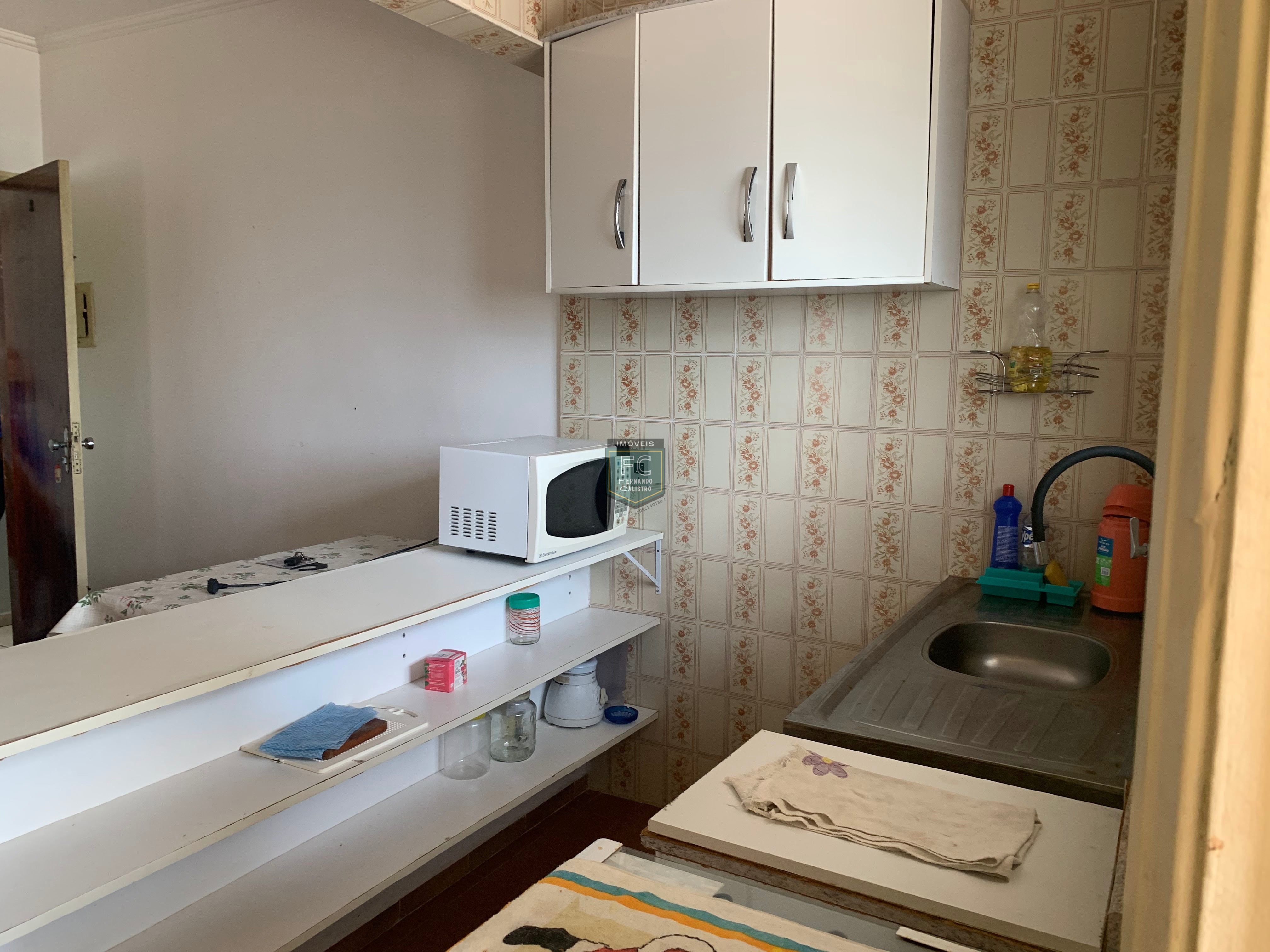 Apartamento 2 dormitórios ensolarado frente rua, a passos da