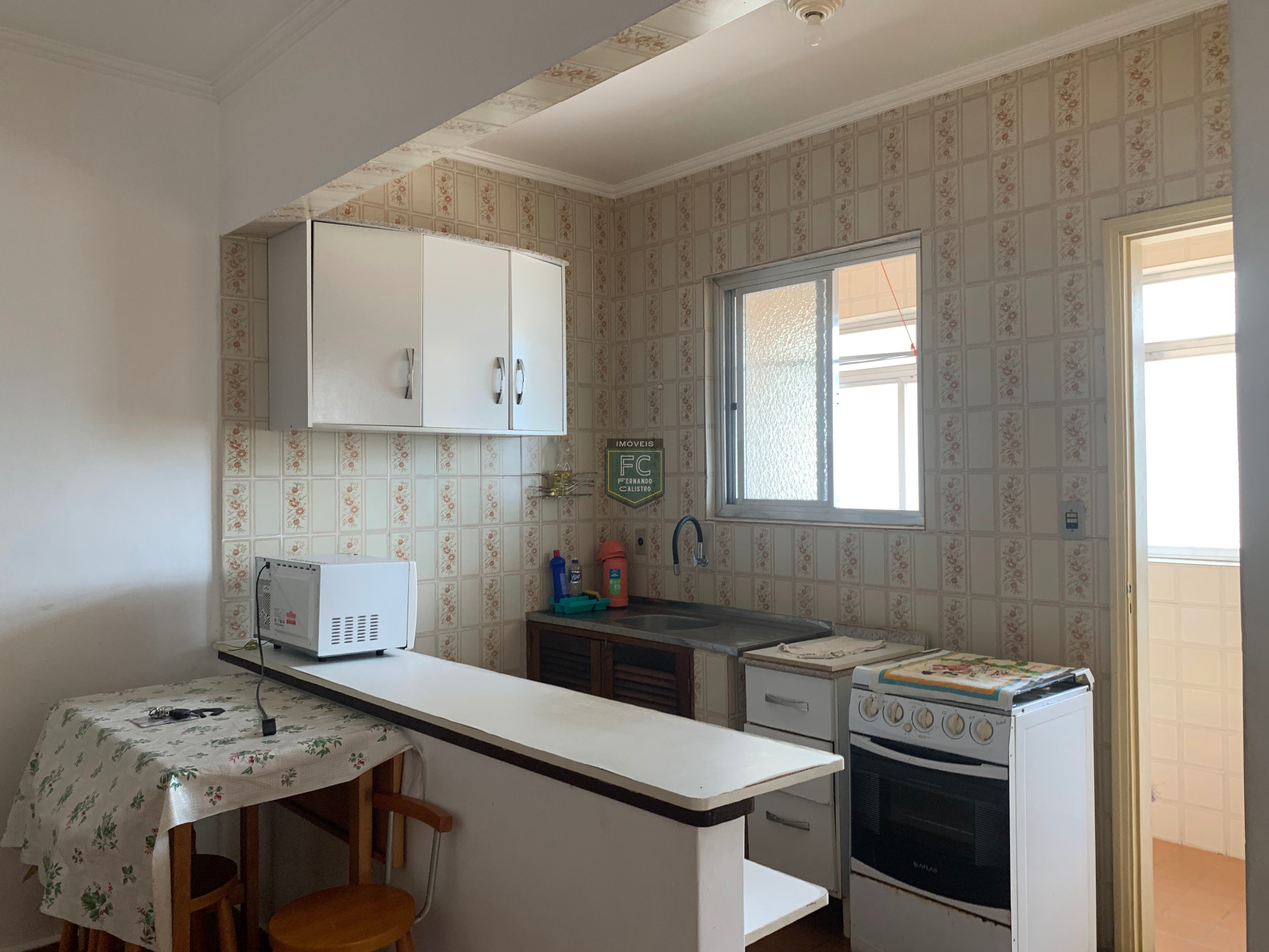 Apartamento 2 dormitórios ensolarado frente rua, a passos da