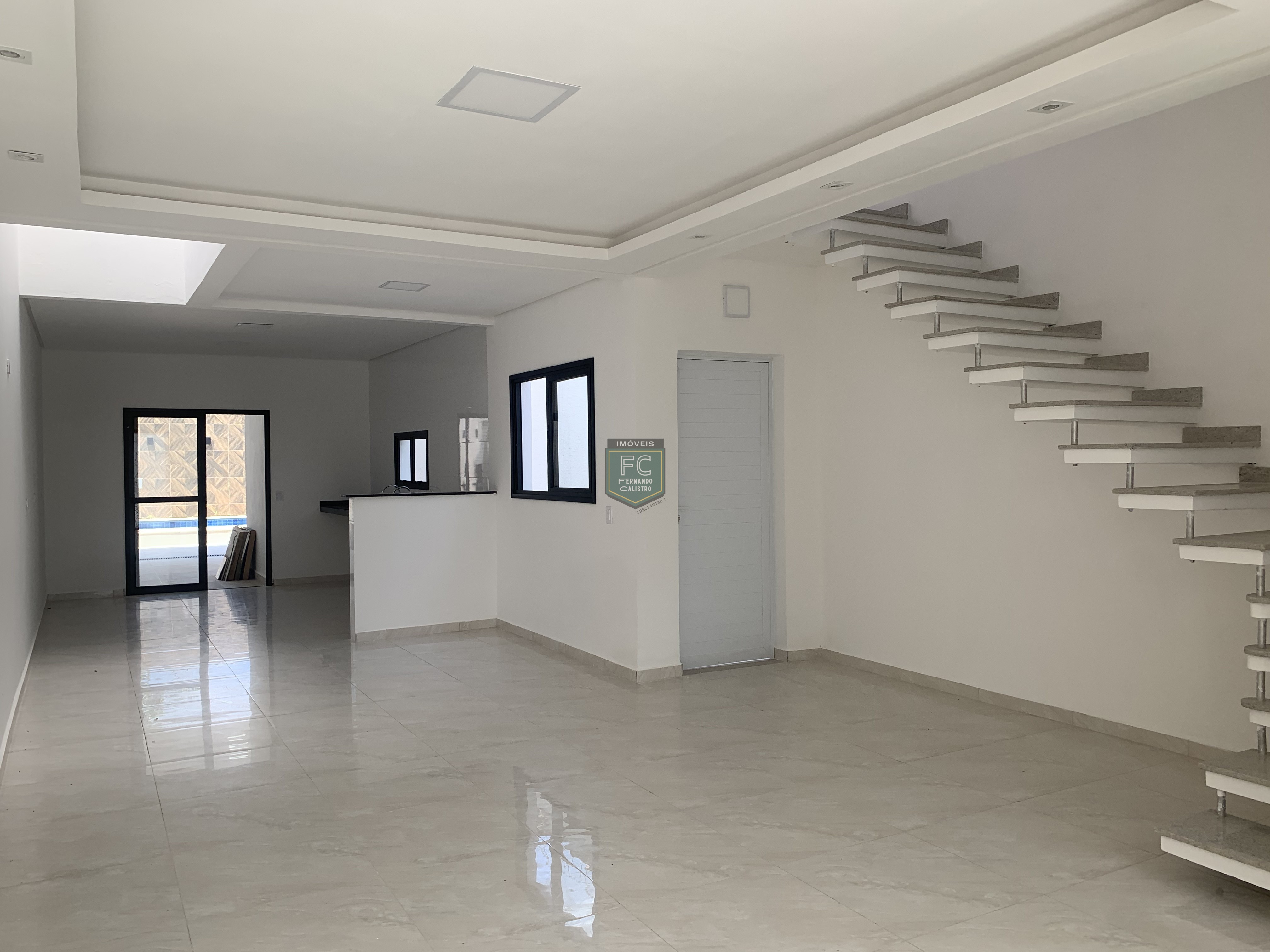 Sobrado moderno novo alto padrão 3 dormitórios (3 suítes), piscina, 2 vagas, 100 mts da praia, local nobre e central, jd. Aguapeú, mongaguá/sp