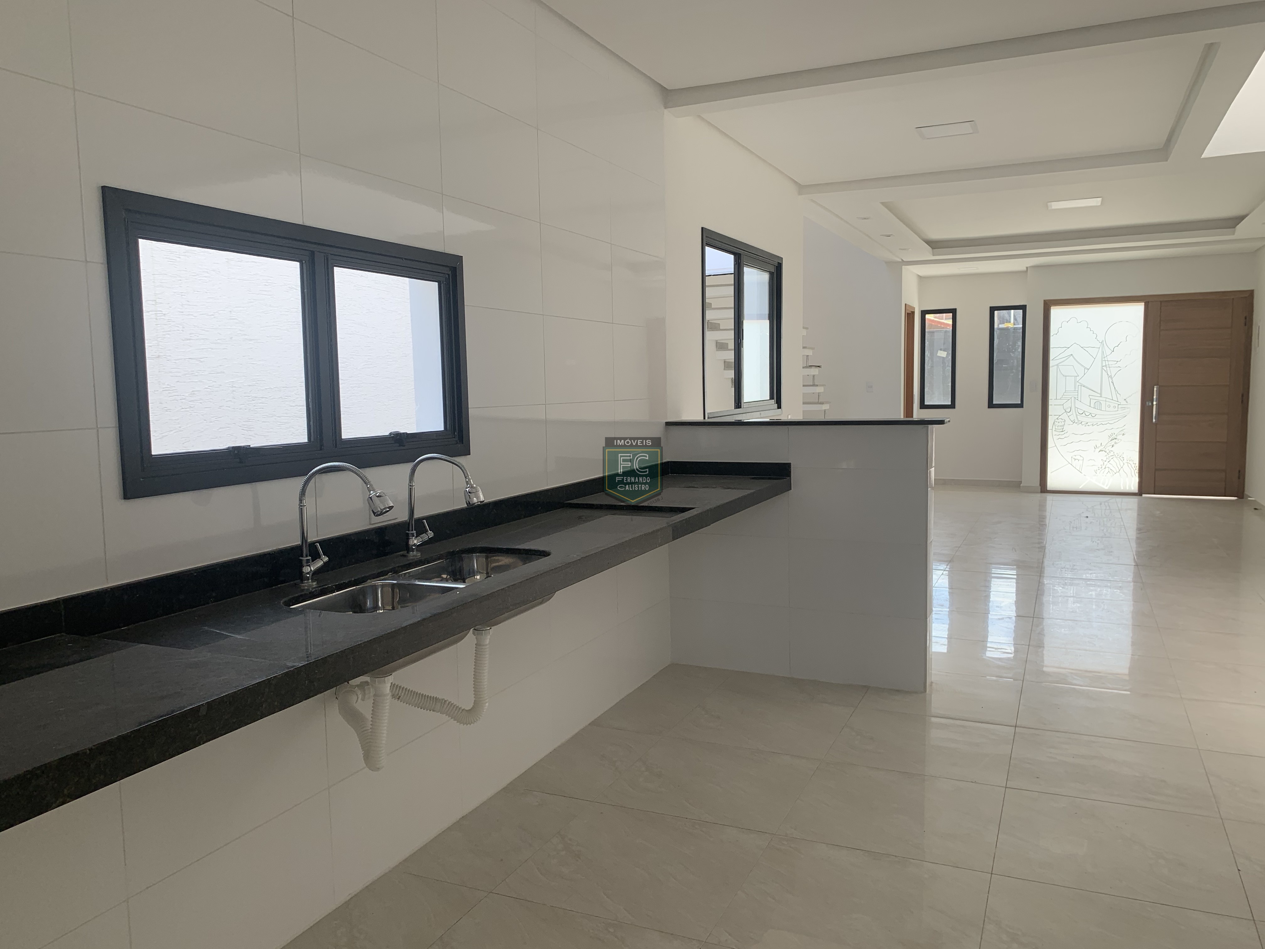 Sobrado moderno novo alto padrão 3 dormitórios (3 suítes), piscina, 2 vagas, 100 mts da praia, local nobre e central, jd. Aguapeú, mongaguá/sp