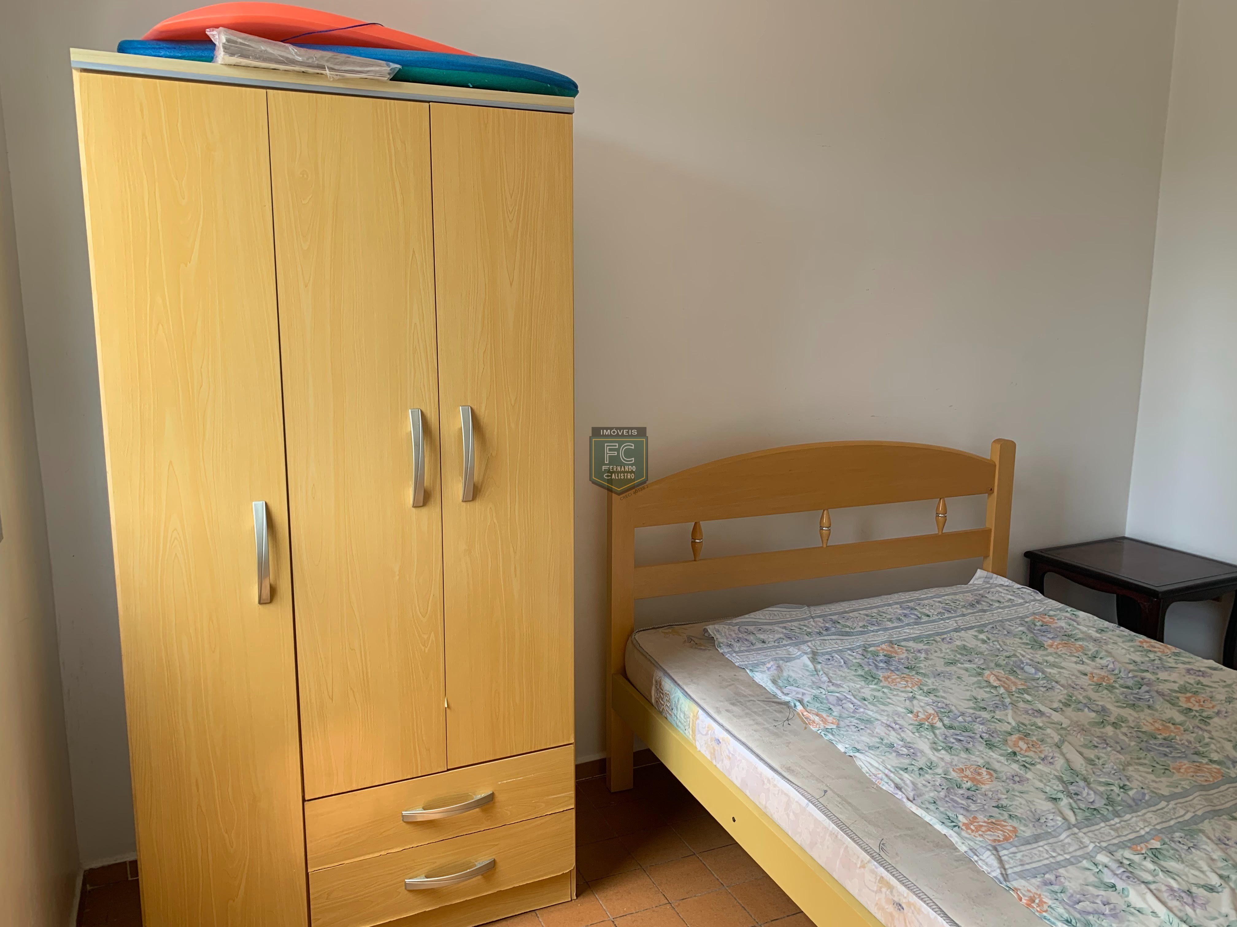 Apartamento 2 dormitórios ensolarado frente rua, a passos da praia, mobiliado, 1º andar de escada, financia, região central, v. Atlântica, mongaguá sp