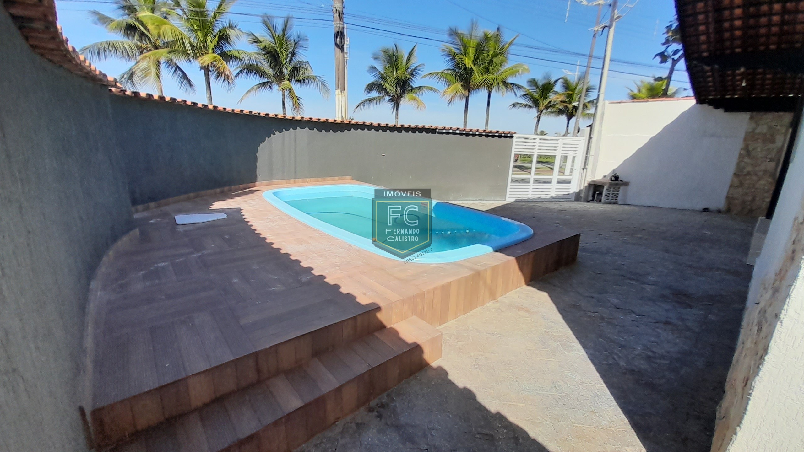 Casa térrea de esquina em frente ao mar, 3 dormitórios (1 su