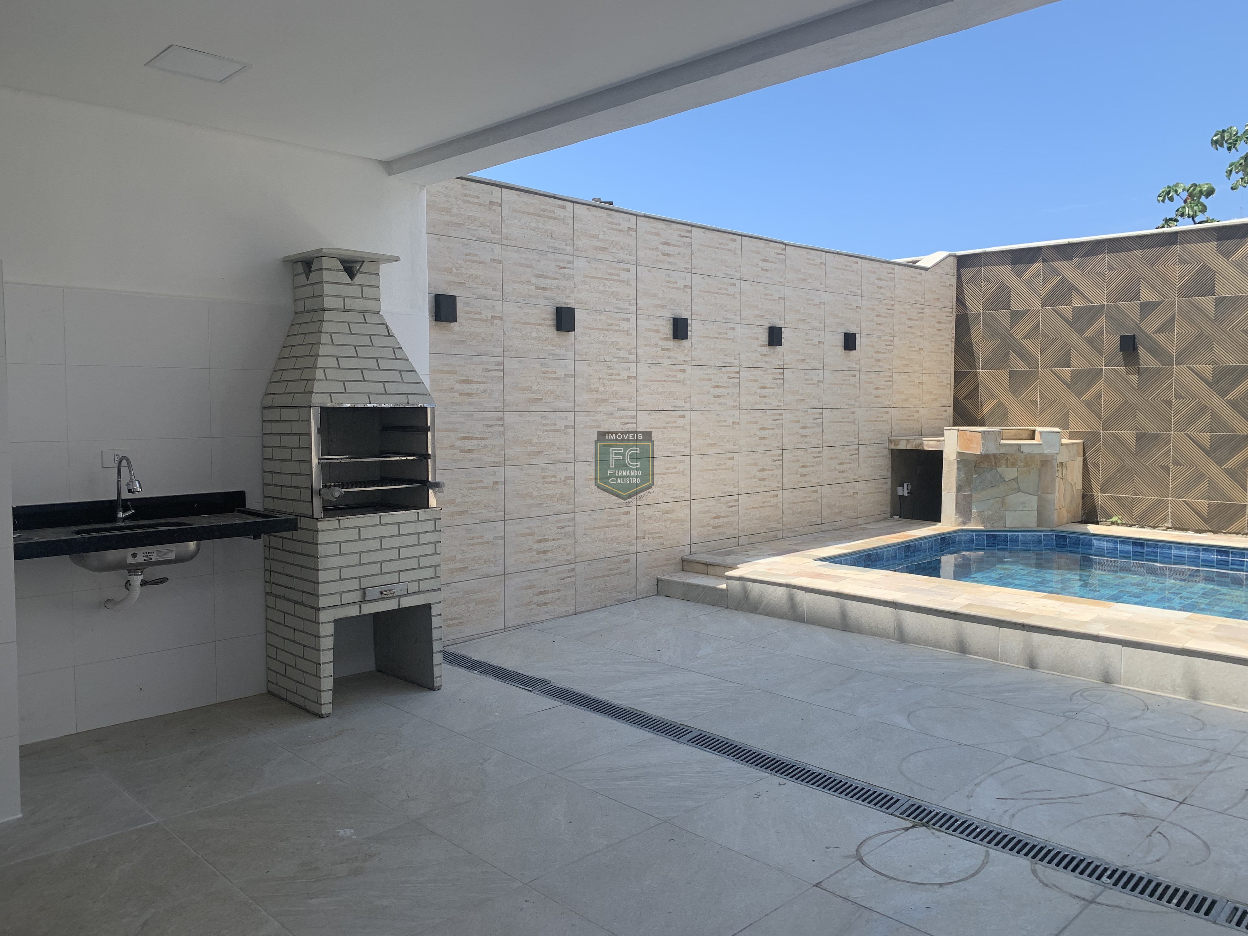 Sobrado moderno novo alto padrão 3 dormitórios (3 suítes), piscina, 2 vagas, 100 mts da praia, local nobre e central, jd. Aguapeú, mongaguá/sp