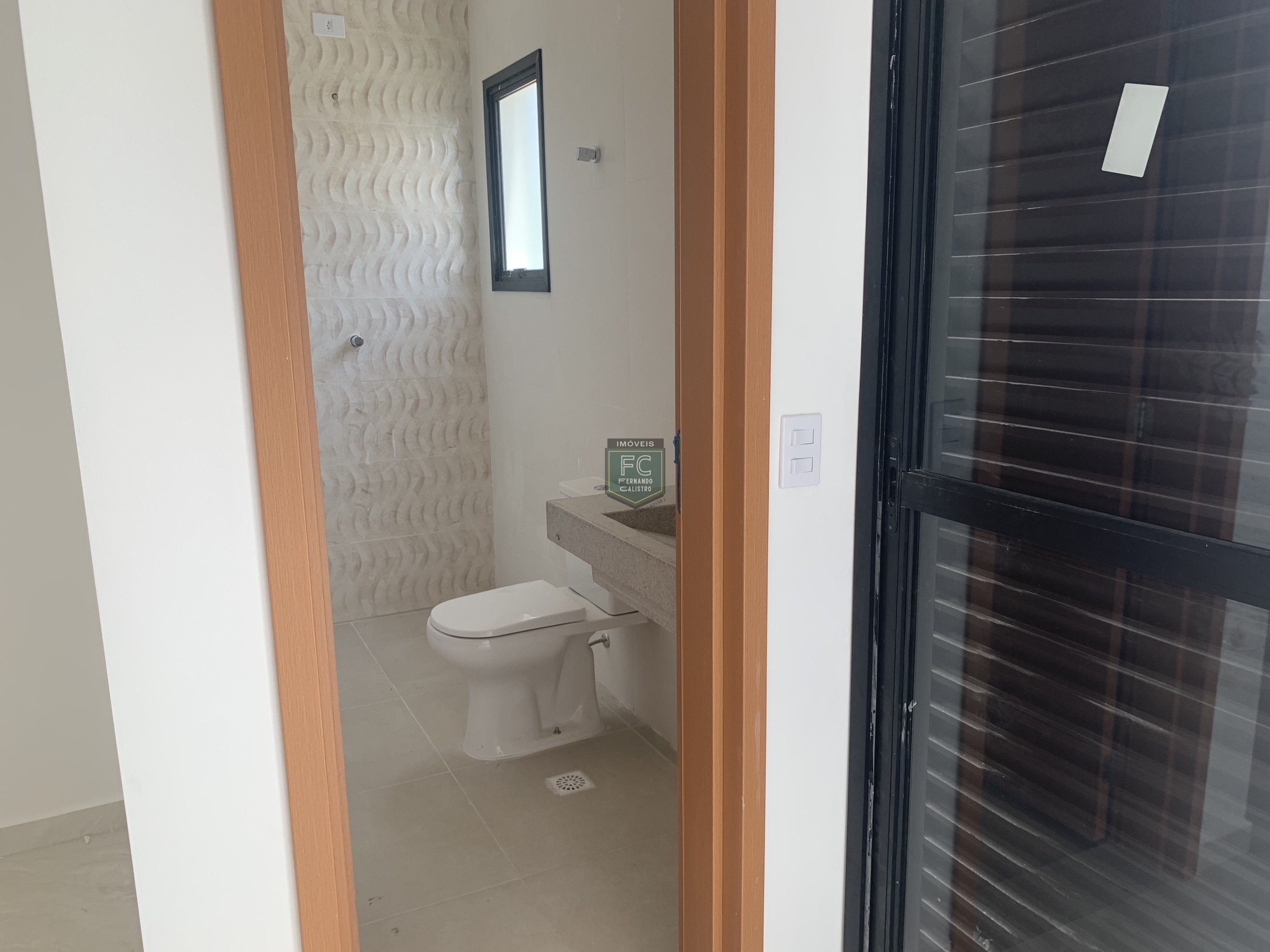 Sobrado moderno novo alto padrão 3 dormitórios (3 suítes), piscina, 2 vagas, 100 mts da praia, local nobre e central, jd. Aguapeú, mongaguá/sp