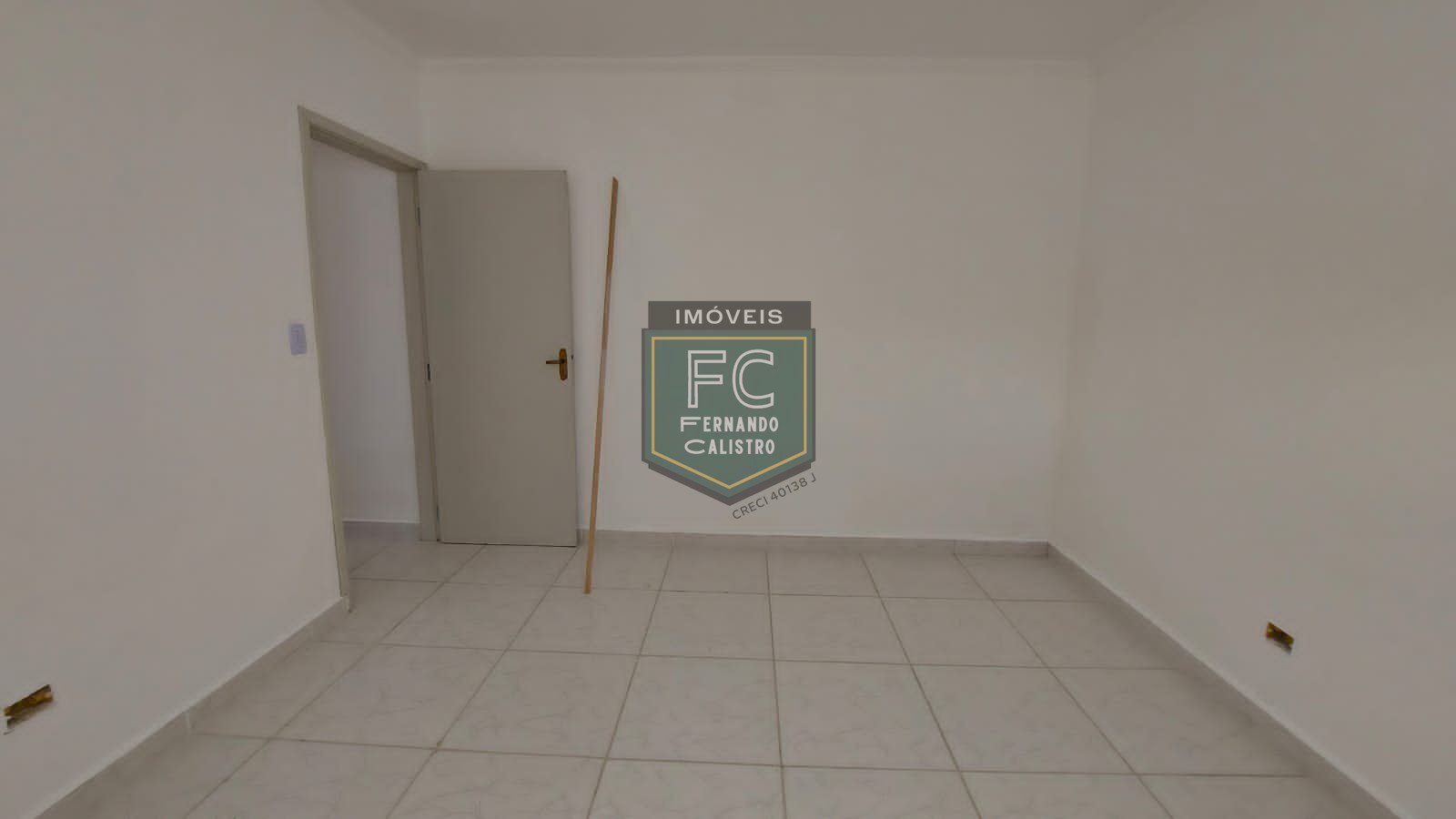 Casa térrea reformada 2 dormitórios, quintal c/ área coberta