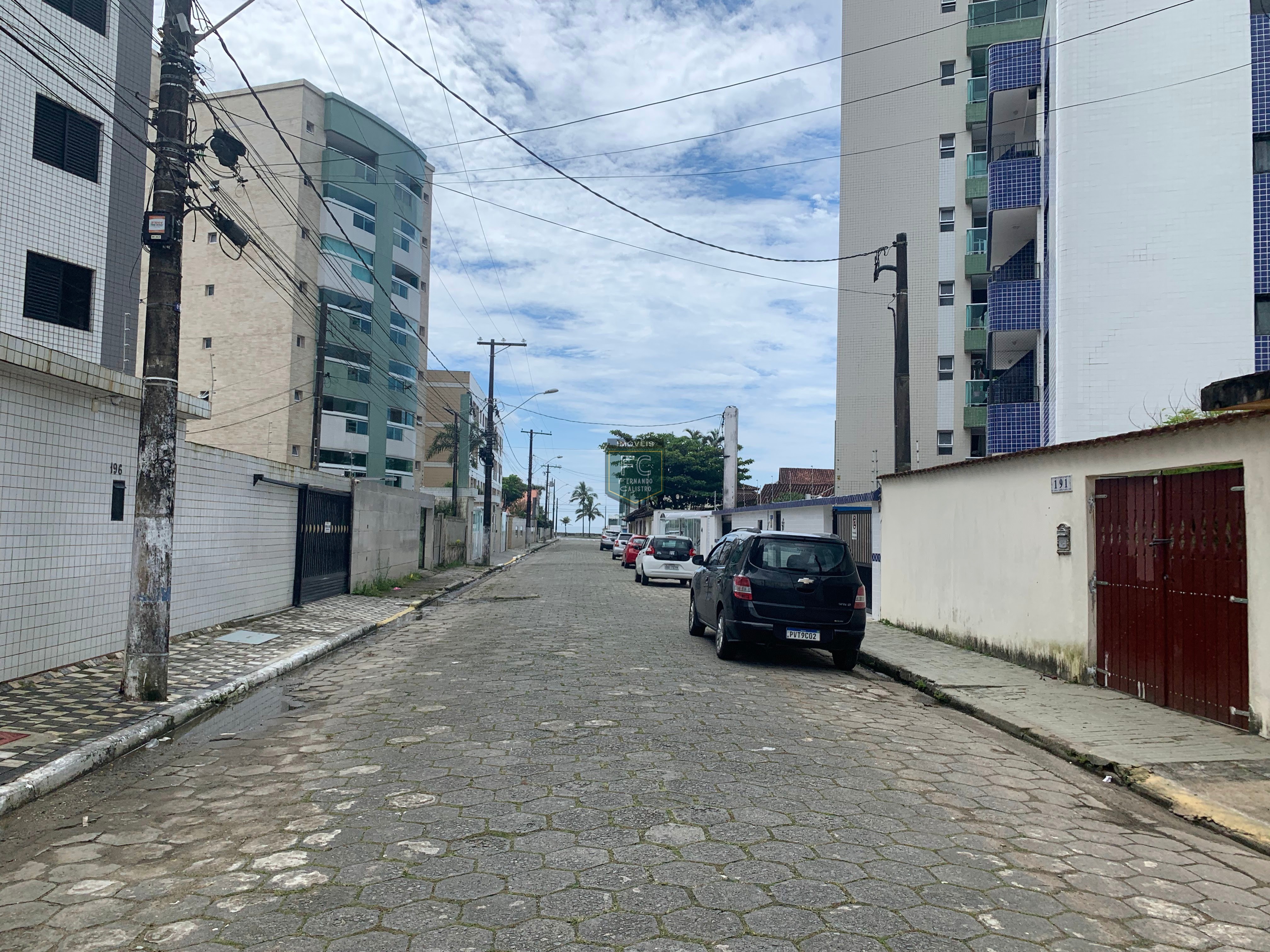 Apartamento 2 dormitórios ensolarado frente rua, a passos da praia, mobiliado, 1º andar de escada, financia, região central, v. Atlântica, mongaguá sp