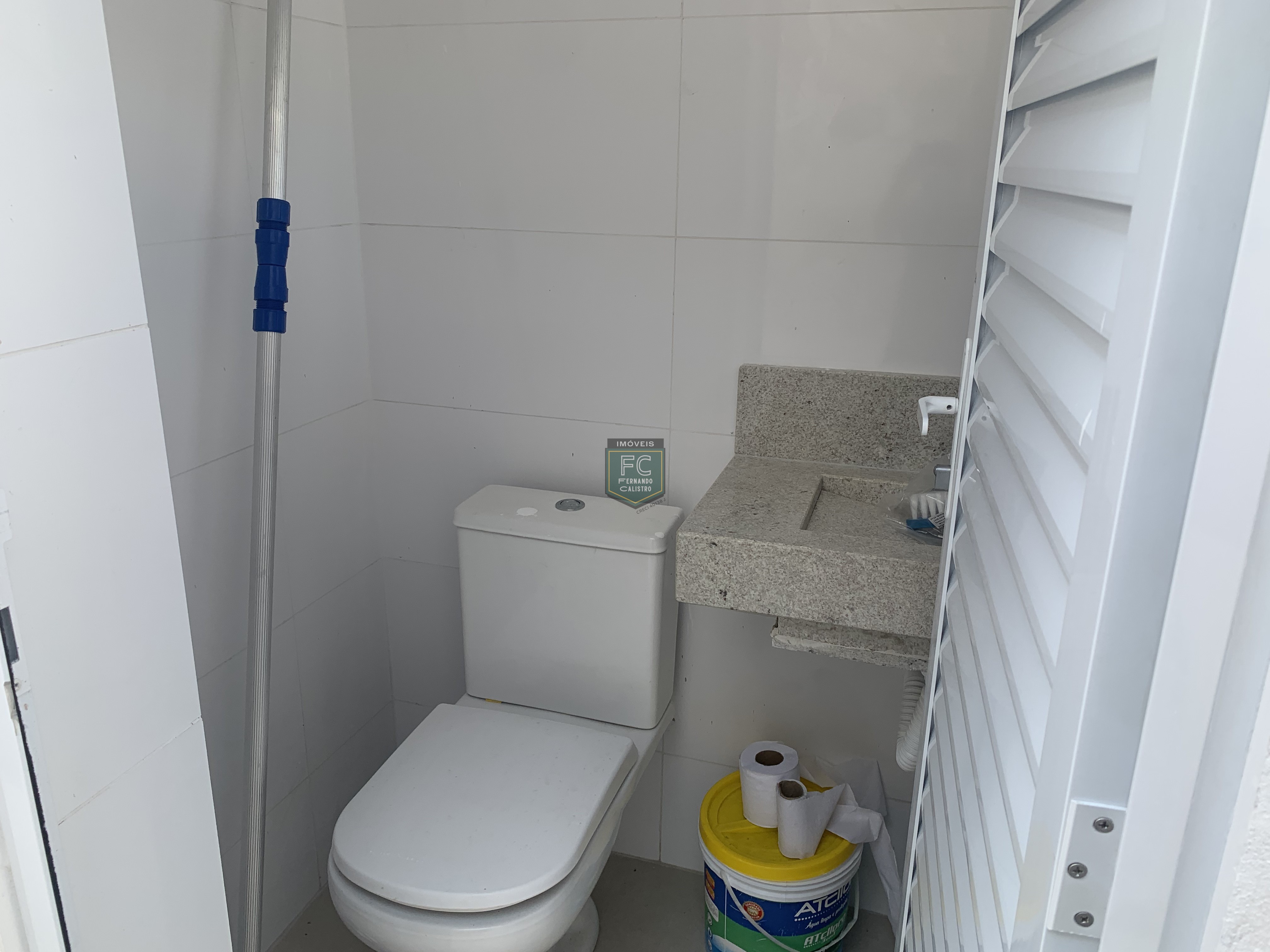 Sobrado moderno novo alto padrão 3 dormitórios (3 suítes), piscina, 2 vagas, 100 mts da praia, local nobre e central, jd. Aguapeú, mongaguá/sp