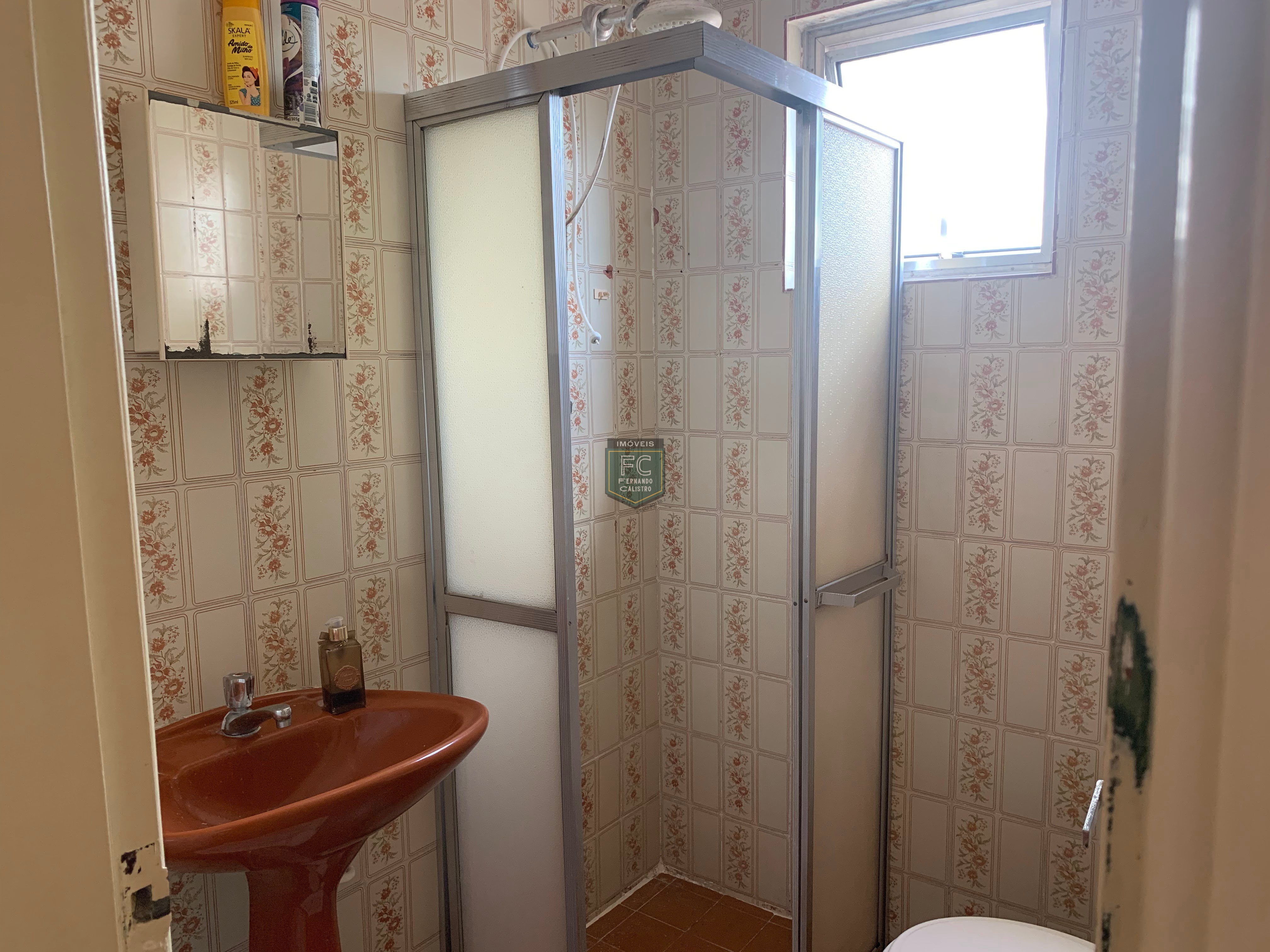 Apartamento 2 dormitórios ensolarado frente rua, a passos da praia, mobiliado, 1º andar de escada, financia, região central, v. Atlântica, mongaguá sp