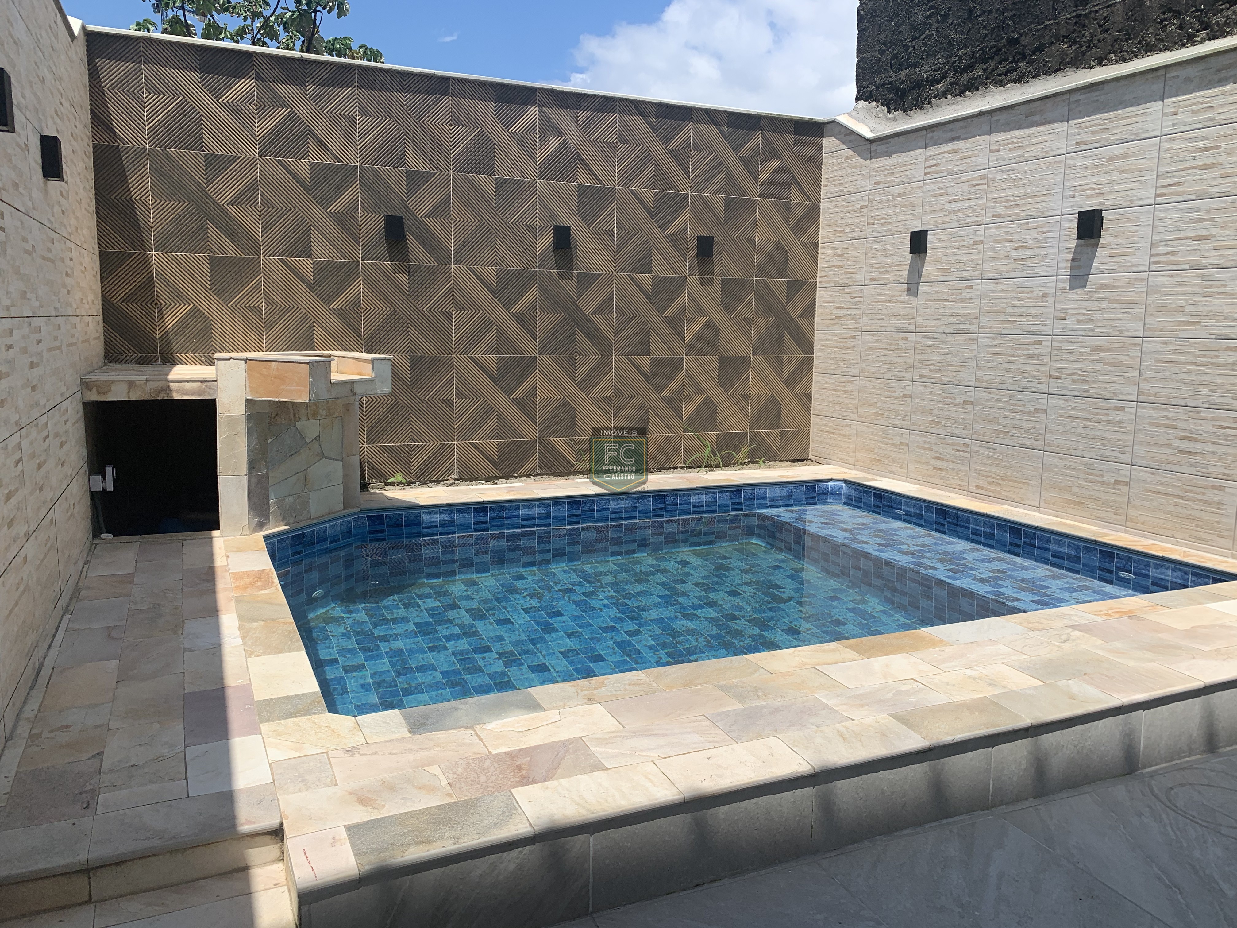 Sobrado moderno novo alto padrão 3 dormitórios (3 suítes), piscina, 2 vagas, 100 mts da praia, local nobre e central, jd. Aguapeú, mongaguá/sp