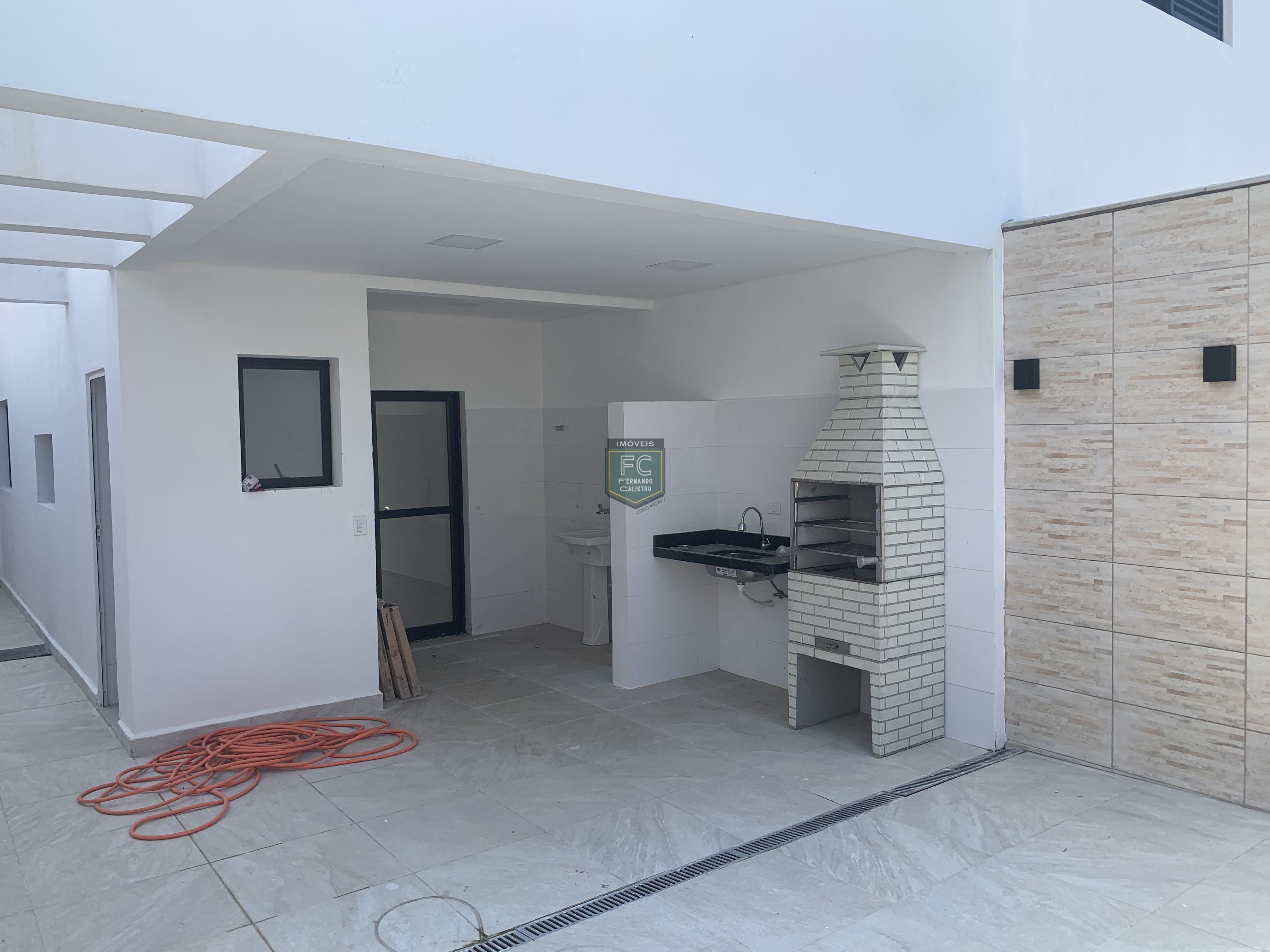 Sobrado moderno novo alto padrão 3 dormitórios (3 suítes), piscina, 2 vagas, 100 mts da praia, local nobre e central, jd. Aguapeú, mongaguá/sp