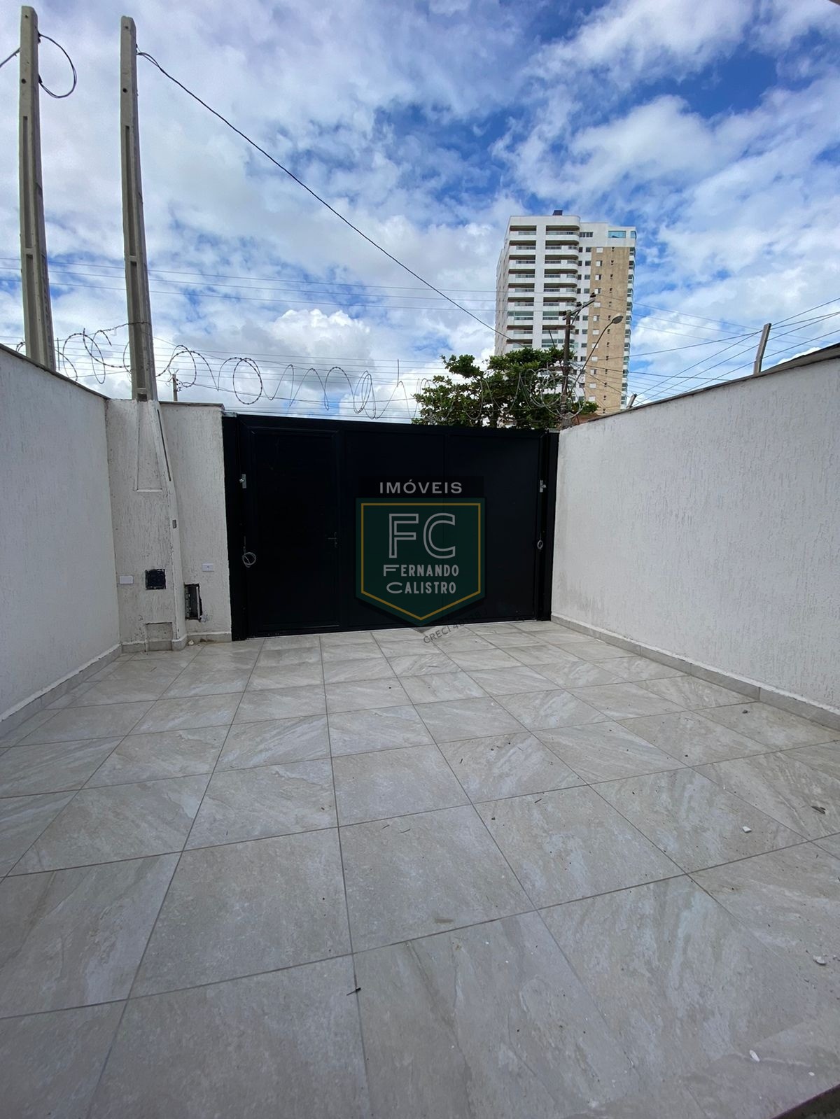 Sobrado moderno novo alto padrão 3 dormitórios (3 suítes), piscina, 2 vagas, 100 mts da praia, local nobre e central, jd. Aguapeú, mongaguá/sp