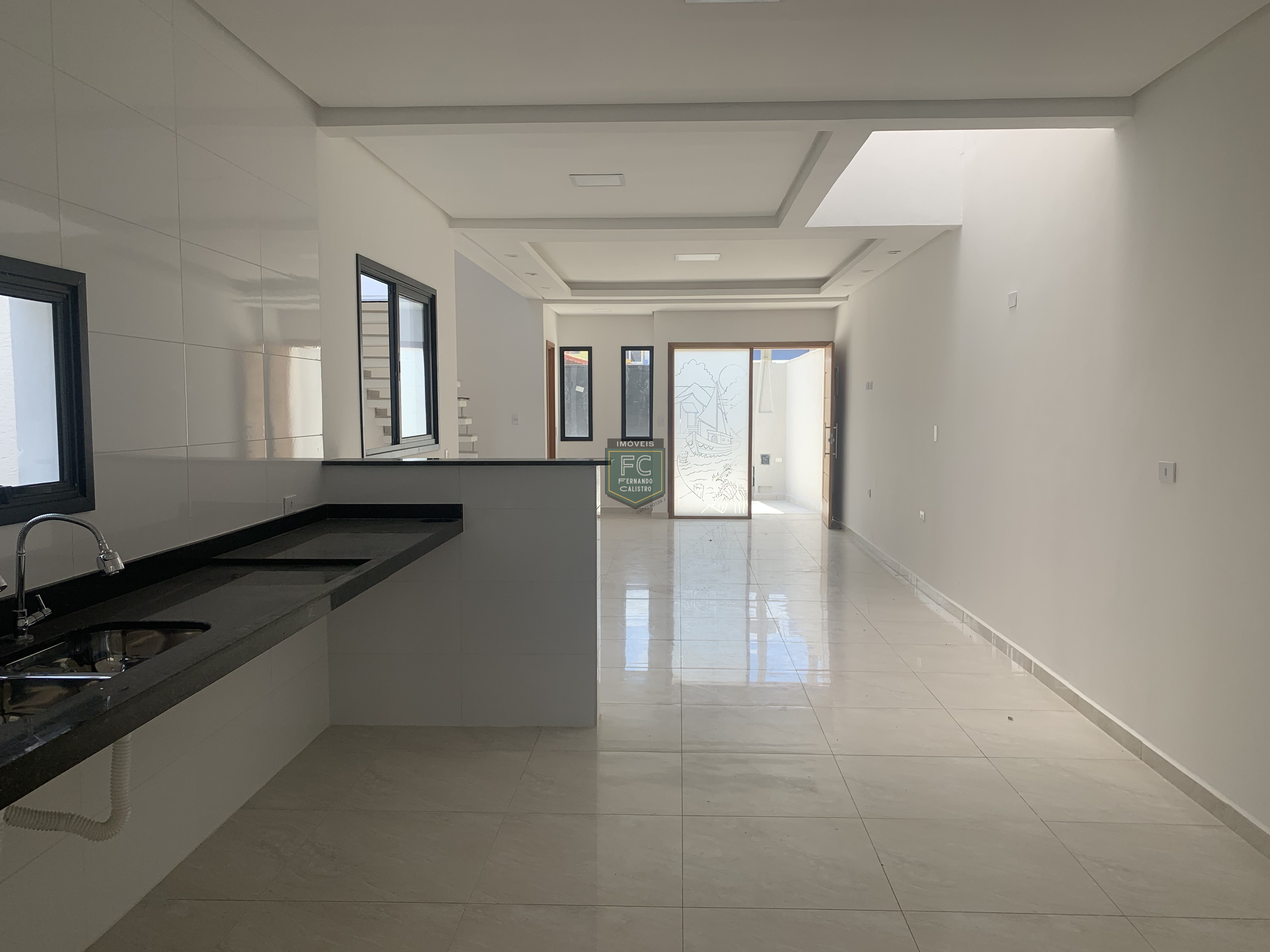 Sobrado moderno novo alto padrão 3 dormitórios (3 suítes), piscina, 2 vagas, 100 mts da praia, local nobre e central, jd. Aguapeú, mongaguá/sp