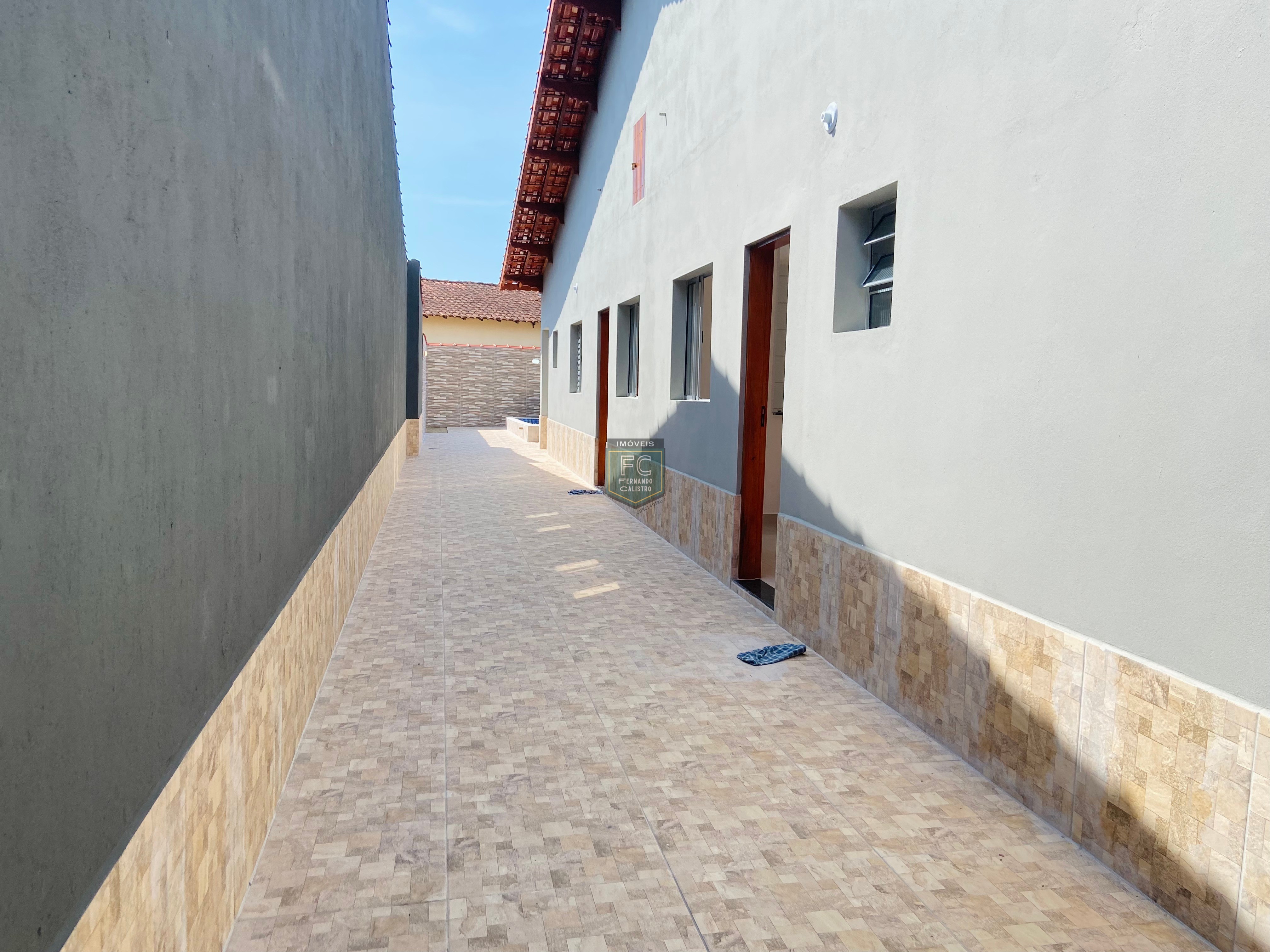 Casa térrea nova 2 dormitórios (1 suíte) pronta, perto da praia, 81 m², piscina, churrasqueira, 6 vagas, financiamento, bal. Plataforma, mongaguá sp