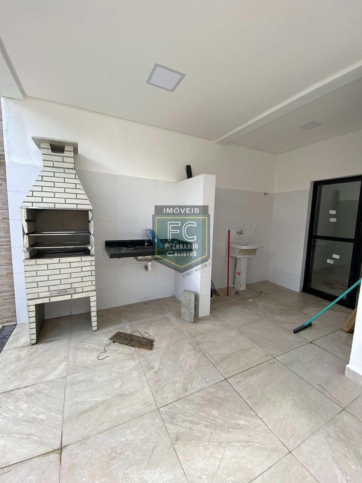 Sobrado moderno novo alto padrão 3 dormitórios (3 suítes), piscina, 2 vagas, 100 mts da praia, local nobre e central, jd. Aguapeú, mongaguá/sp