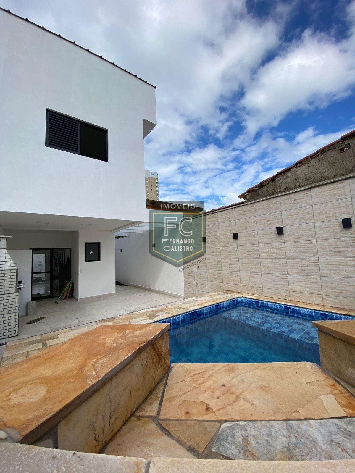 Sobrado moderno novo alto padrão 3 dormitórios (3 suítes), piscina, 2 vagas, 100 mts da praia, local nobre e central, jd. Aguapeú, mongaguá/sp