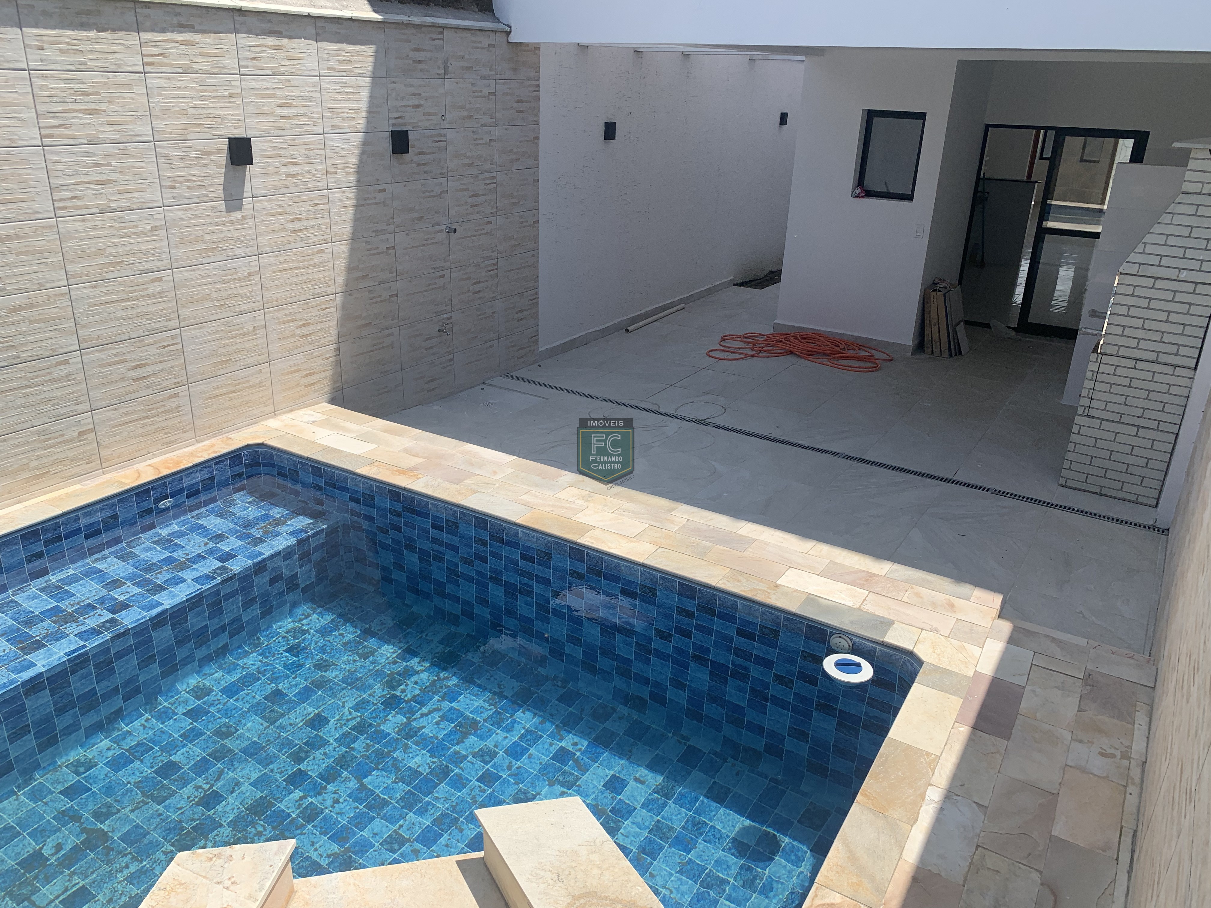 Sobrado moderno novo alto padrão 3 dormitórios (3 suítes), piscina, 2 vagas, 100 mts da praia, local nobre e central, jd. Aguapeú, mongaguá/sp