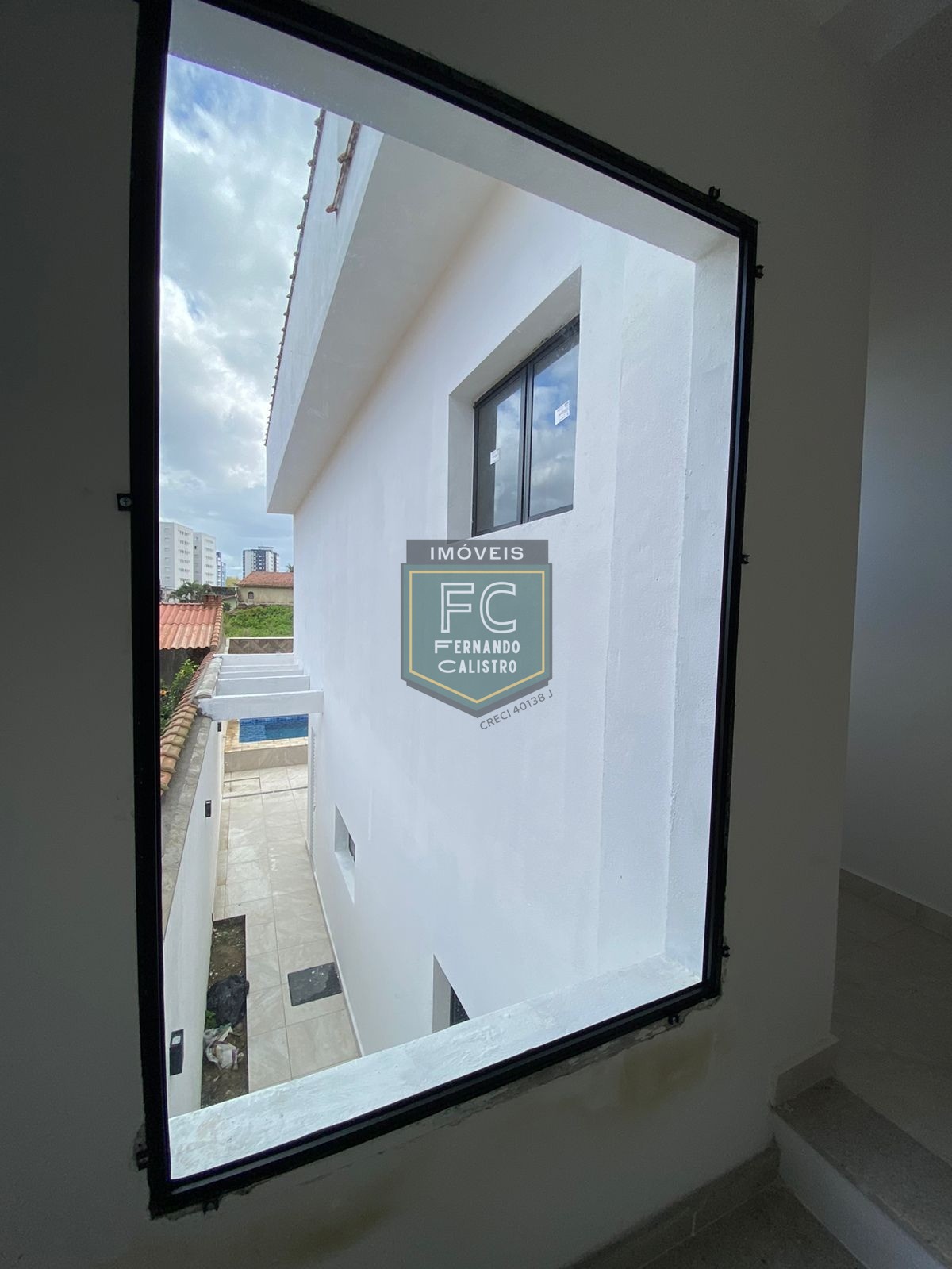 Sobrado moderno novo alto padrão 3 dormitórios (3 suítes), piscina, 2 vagas, 100 mts da praia, local nobre e central, jd. Aguapeú, mongaguá/sp