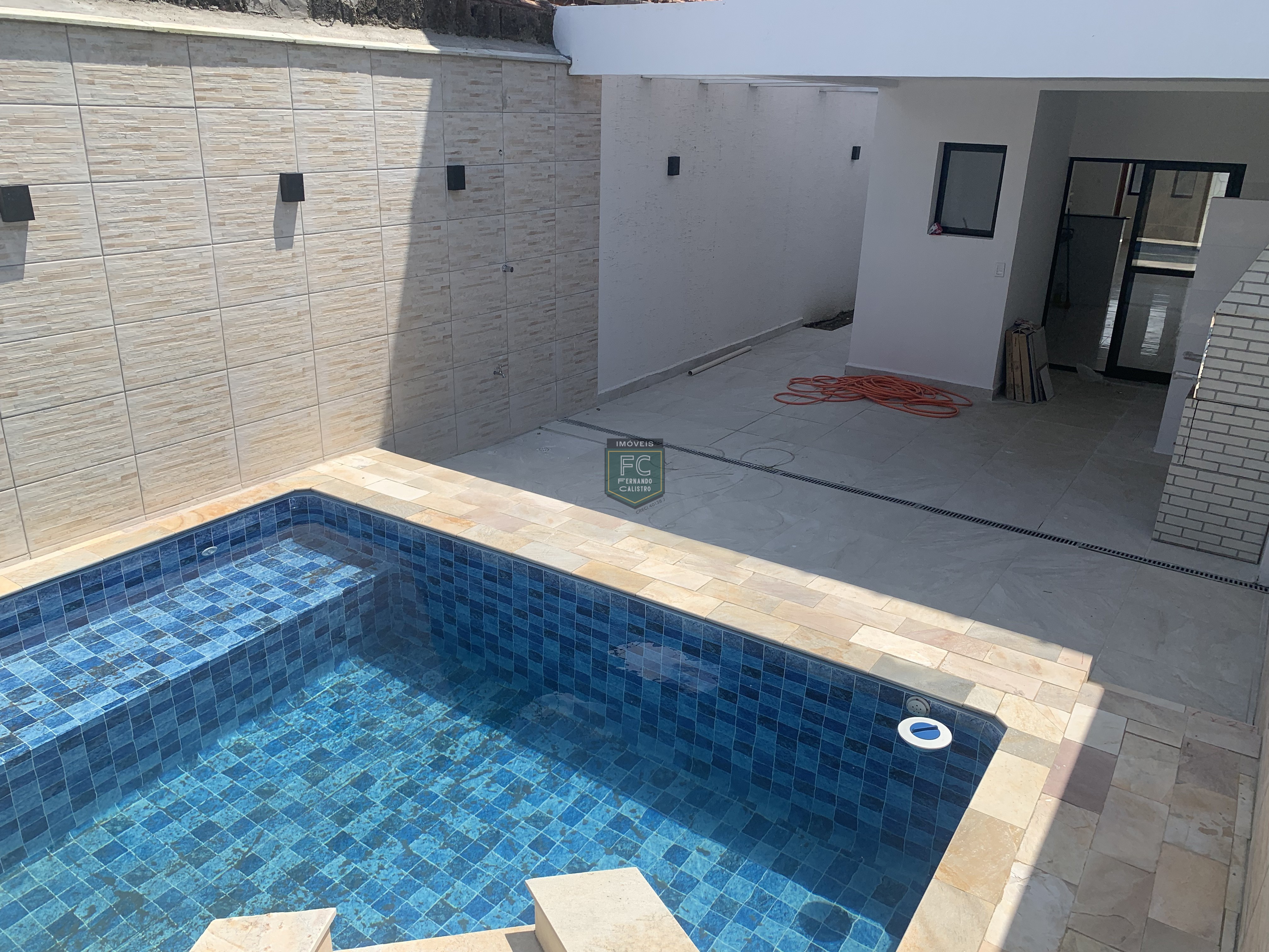 Sobrado moderno novo alto padrão 3 dormitórios (3 suítes), piscina, 2 vagas, 100 mts da praia, local nobre e central, jd. Aguapeú, mongaguá/sp