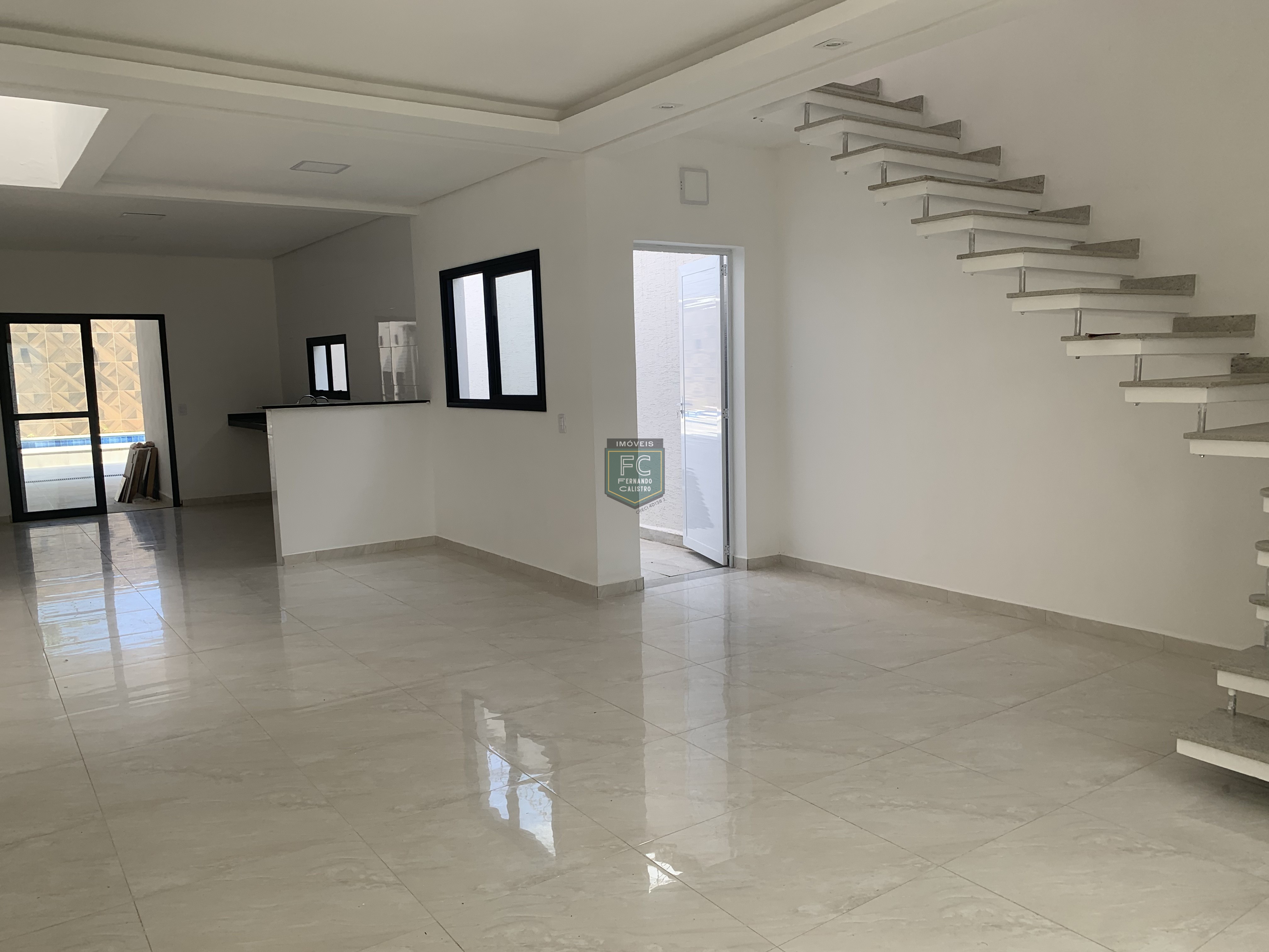Sobrado moderno novo alto padrão 3 dormitórios (3 suítes), piscina, 2 vagas, 100 mts da praia, local nobre e central, jd. Aguapeú, mongaguá/sp