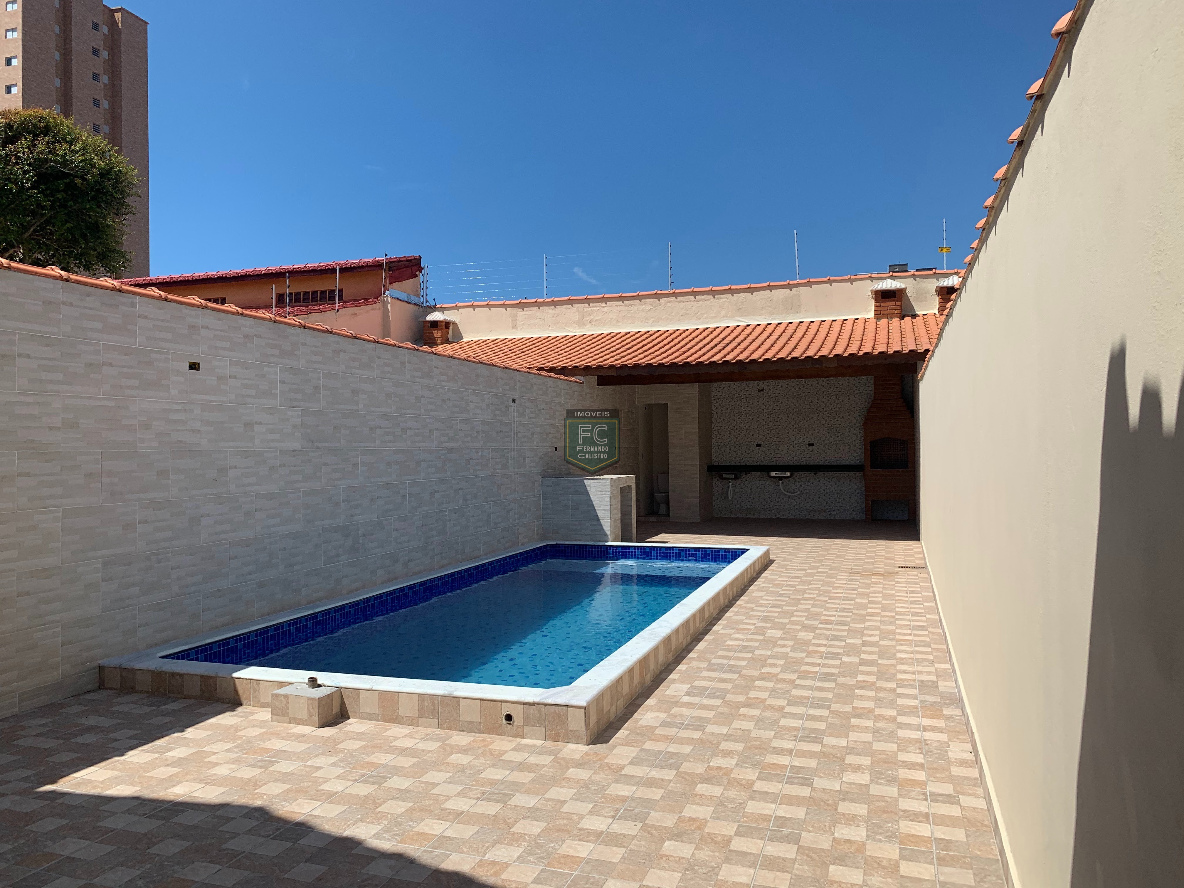 Casas geminadas térreas novas próx. A praia, 3 dormitórios (1 suite), piscina, espaço gourmet c/ churrasqueira, 2 vagas, v. Anhanguera, mongaguá - sp