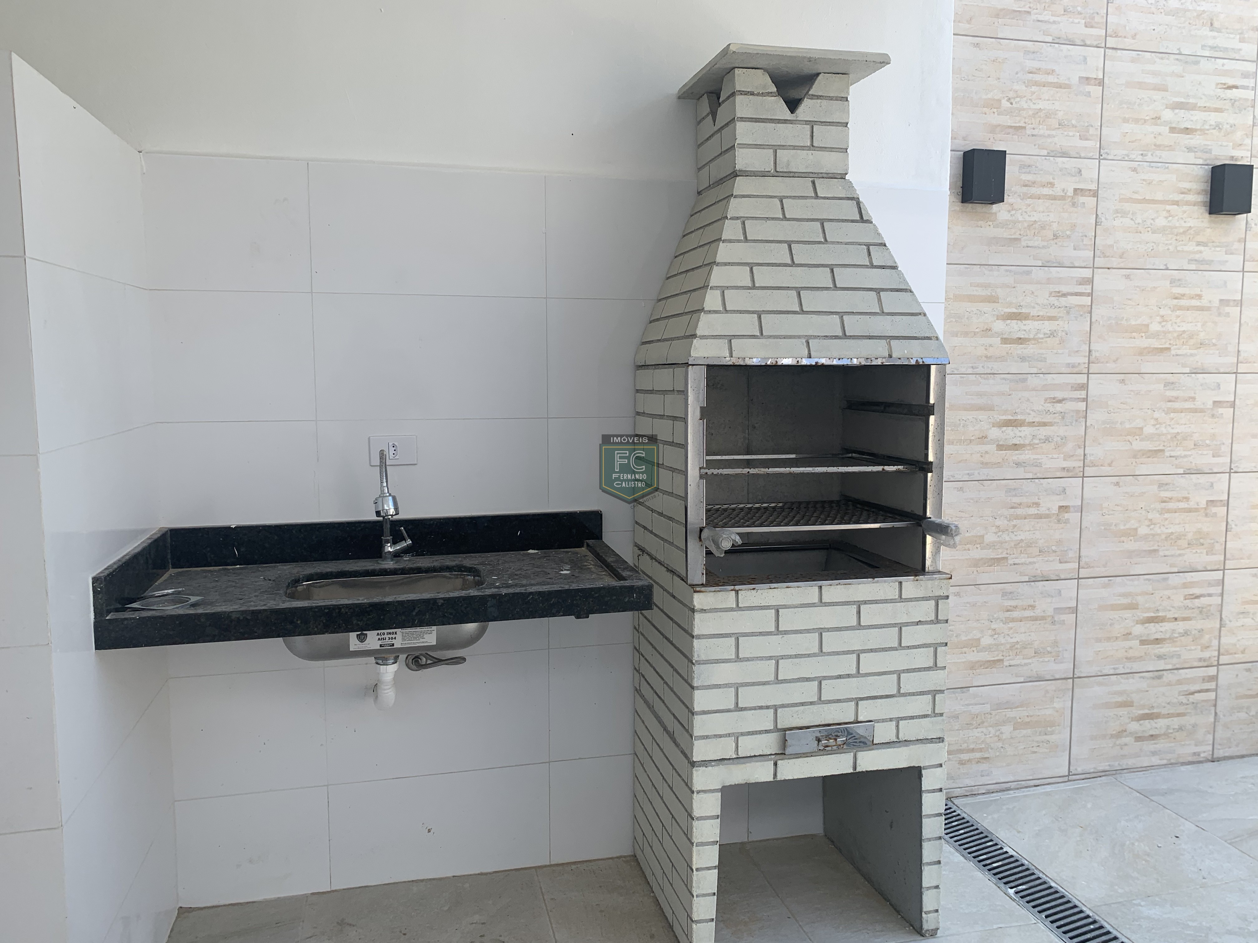 Sobrado moderno novo alto padrão 3 dormitórios (3 suítes), piscina, 2 vagas, 100 mts da praia, local nobre e central, jd. Aguapeú, mongaguá/sp