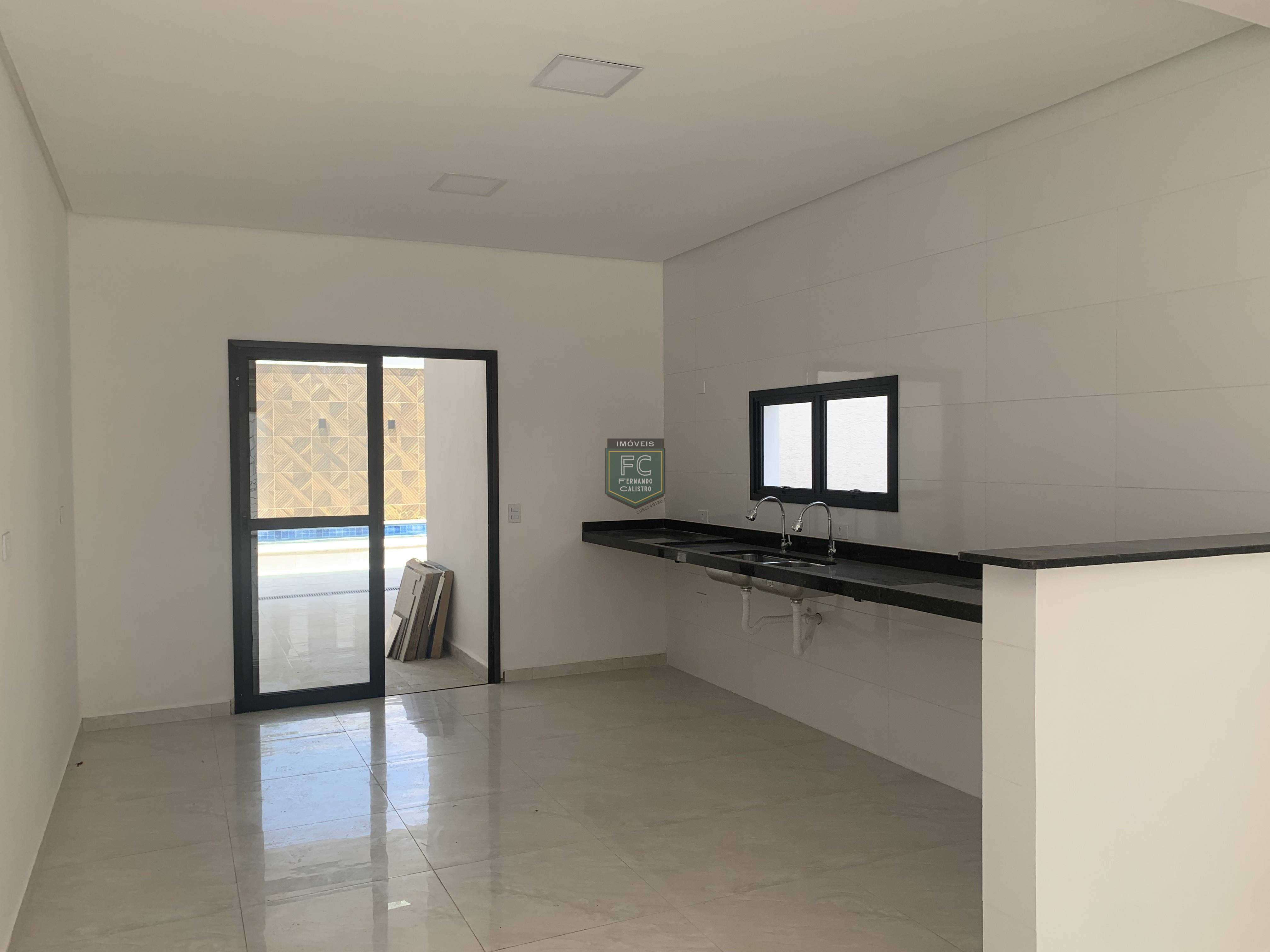 Sobrado moderno novo alto padrão 3 dormitórios (3 suítes), piscina, 2 vagas, 100 mts da praia, local nobre e central, jd. Aguapeú, mongaguá/sp