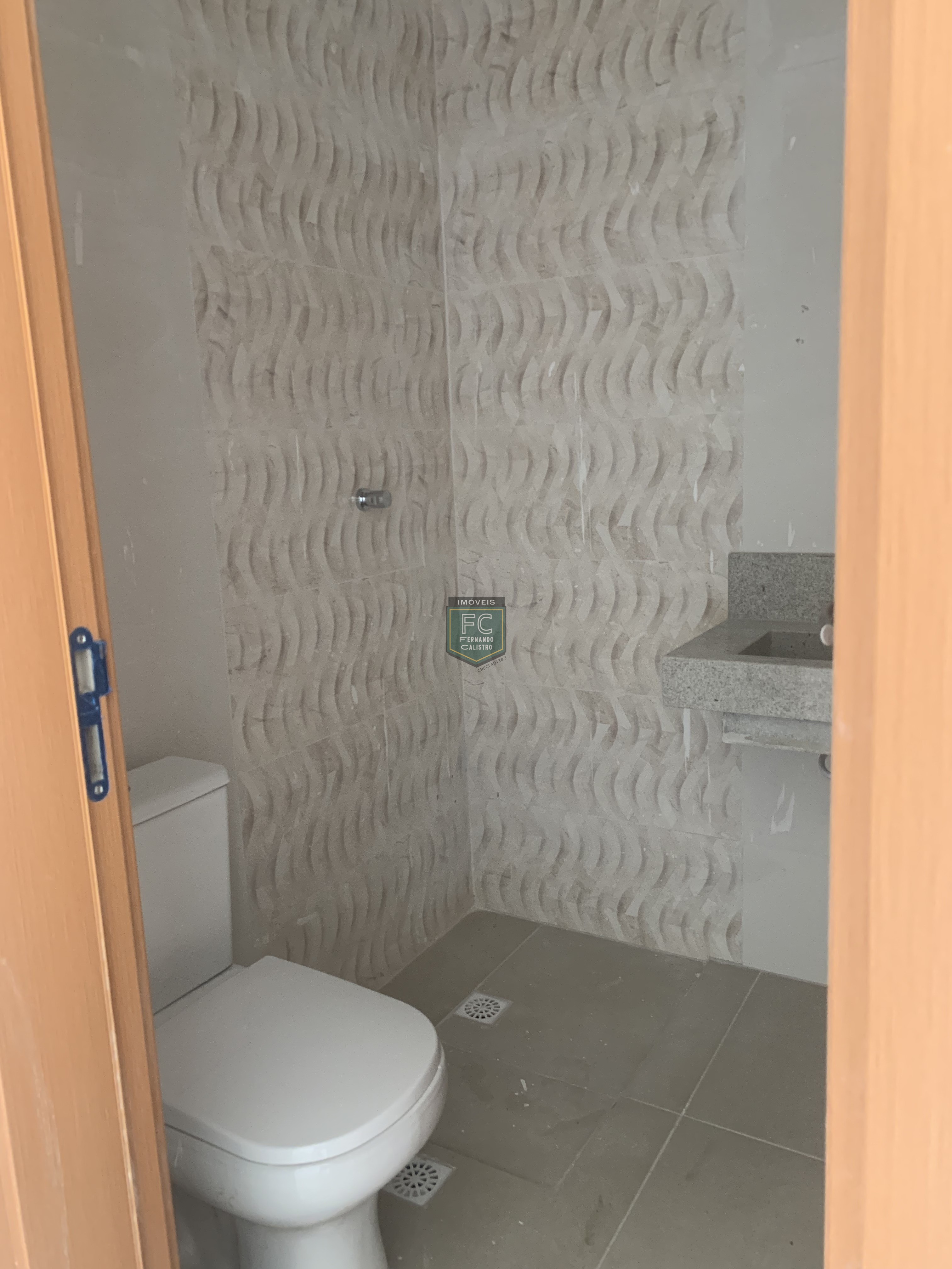 Sobrado moderno novo alto padrão 3 dormitórios (3 suítes), piscina, 2 vagas, 100 mts da praia, local nobre e central, jd. Aguapeú, mongaguá/sp