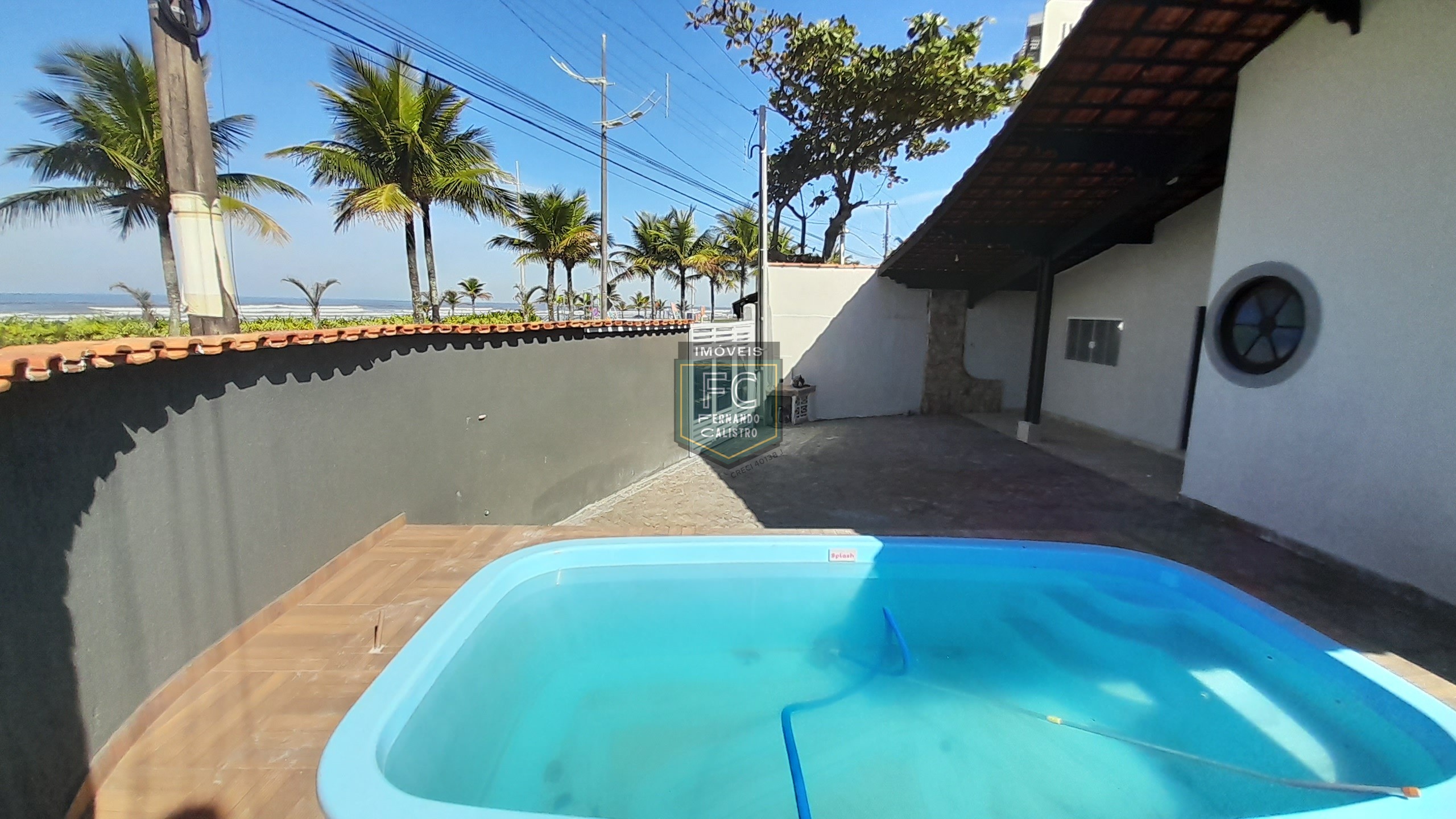 Casa térrea de esquina em frente ao mar, 3 dormitórios (1 su