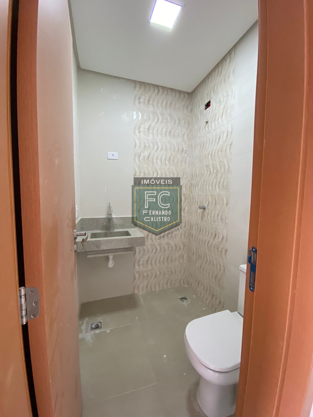 Sobrado moderno novo alto padrão 3 dormitórios (3 suítes), piscina, 2 vagas, 100 mts da praia, local nobre e central, jd. Aguapeú, mongaguá/sp