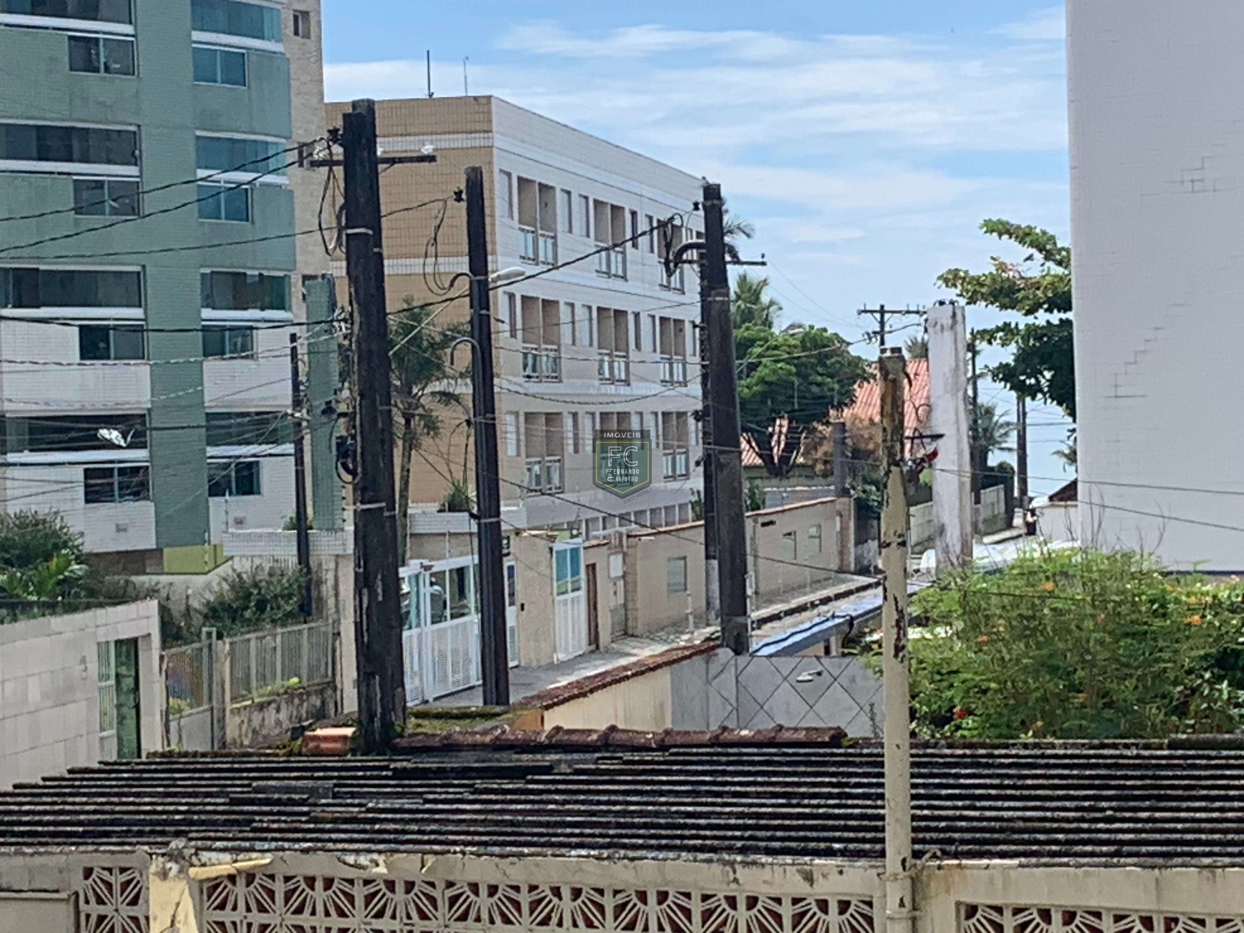 Apartamento 2 dormitórios ensolarado frente rua, a passos da praia, mobiliado, 1º andar de escada, financia, região central, v. Atlântica, mongaguá sp