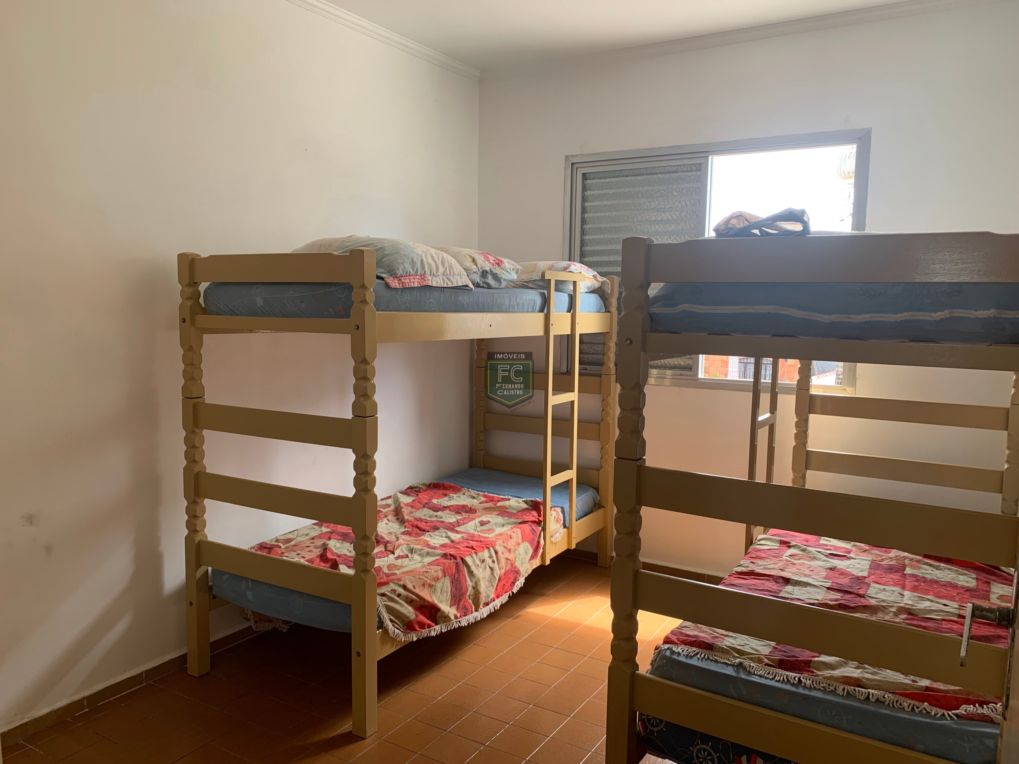 Apartamento 2 dormitórios ensolarado frente rua, a passos da praia, mobiliado, 1º andar de escada, financia, região central, v. Atlântica, mongaguá sp