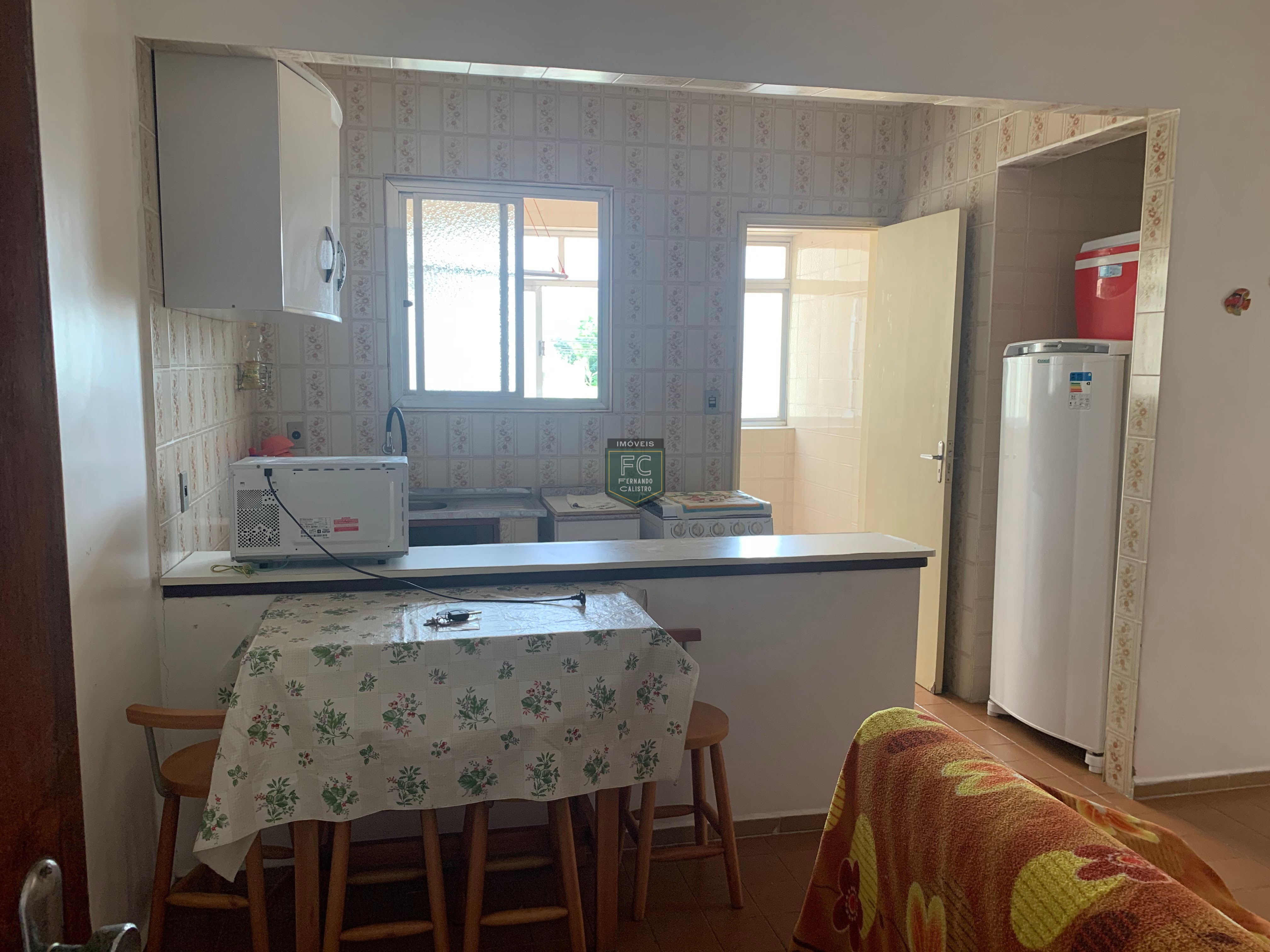 Apartamento 2 dormitórios ensolarado frente rua, a passos da