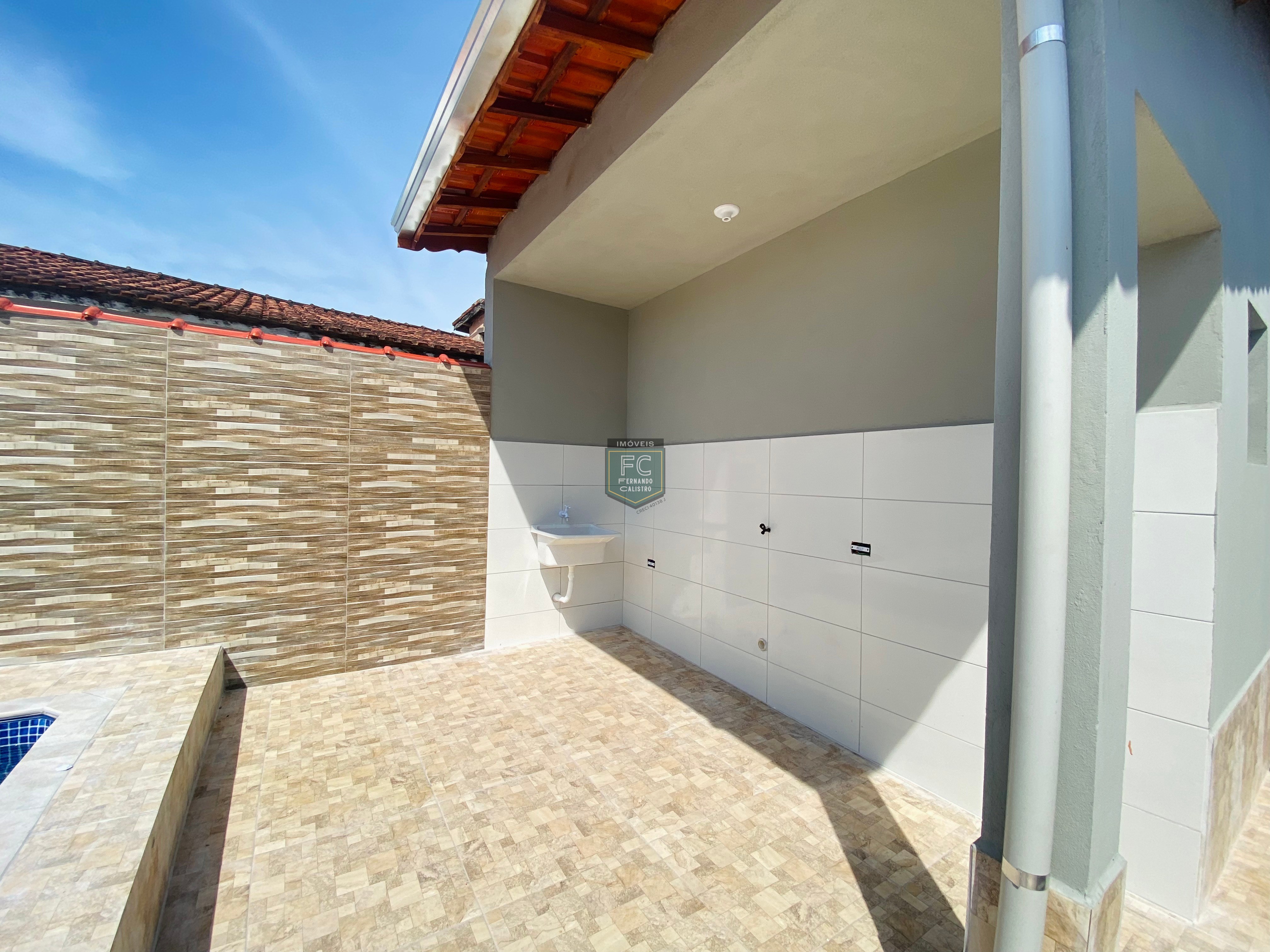 Casa térrea nova 2 dormitórios (1 suíte) pronta, perto da praia, 81 m², piscina, churrasqueira, 6 vagas, financiamento, bal. Plataforma, mongaguá sp