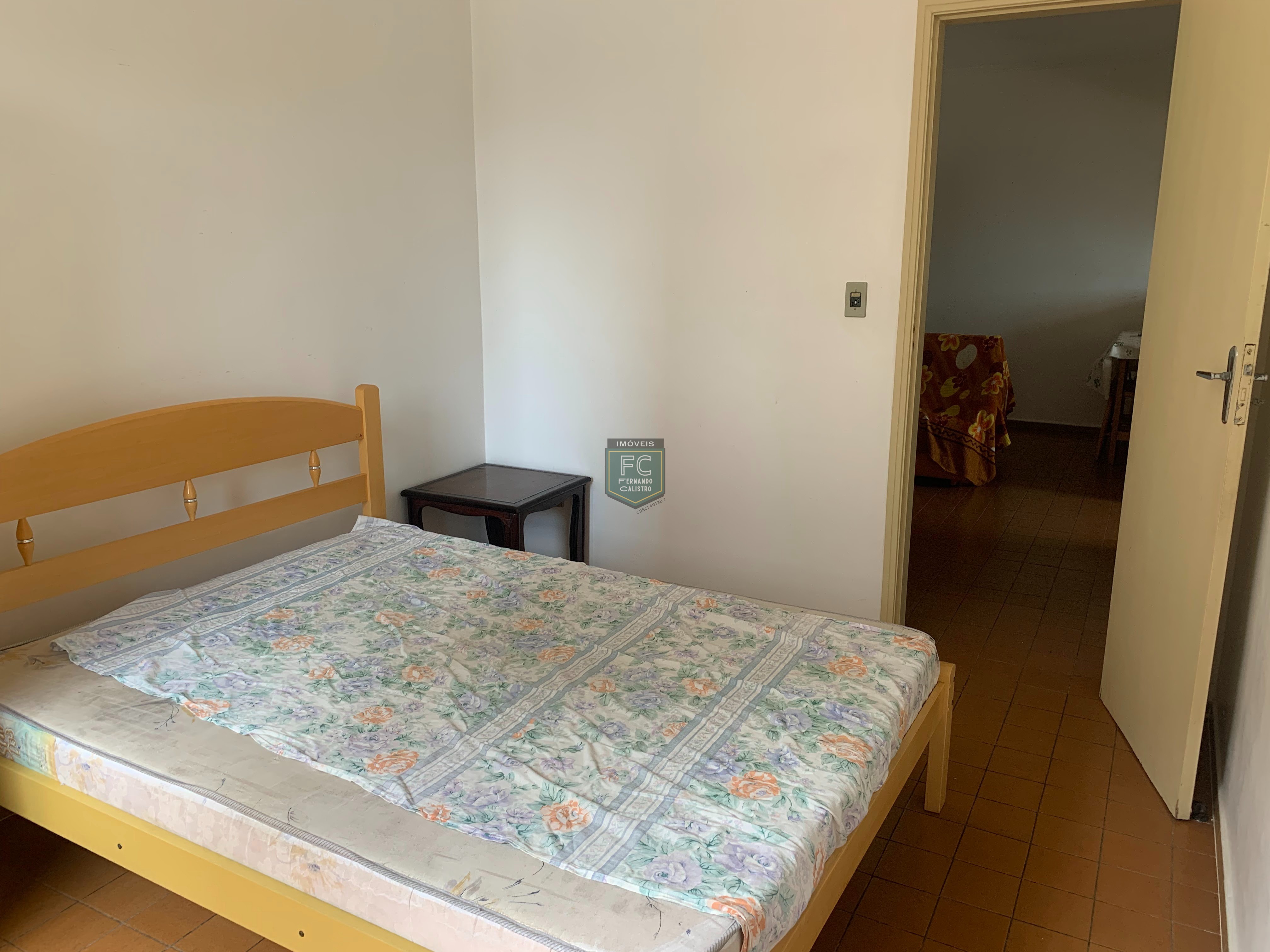 Apartamento 2 dormitórios ensolarado frente rua, a passos da praia, mobiliado, 1º andar de escada, financia, região central, v. Atlântica, mongaguá sp