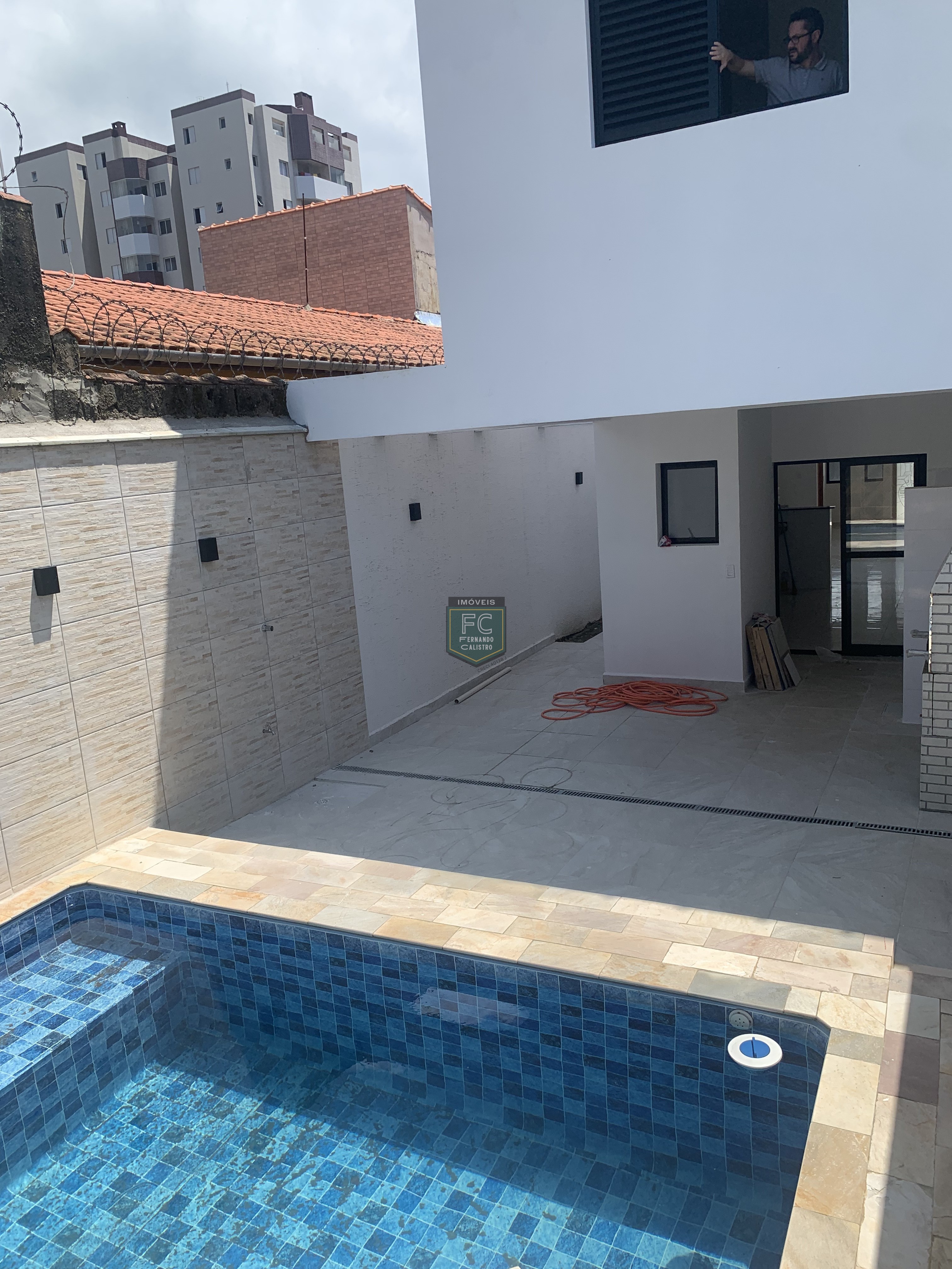 Sobrado moderno novo alto padrão 3 dormitórios (3 suítes), piscina, 2 vagas, 100 mts da praia, local nobre e central, jd. Aguapeú, mongaguá/sp